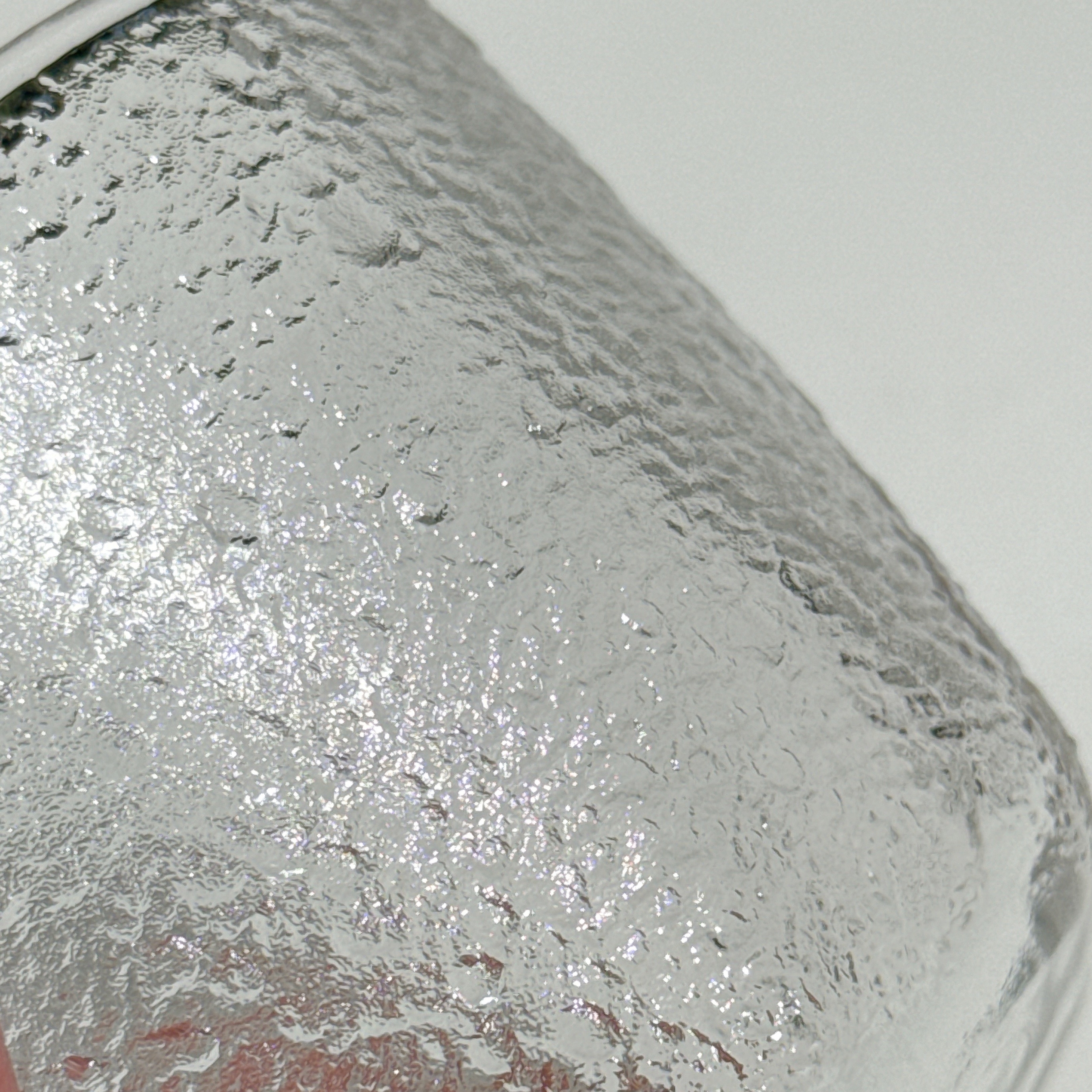 銀色の質感のある素材の容器の一部がクローズアップで写されている。