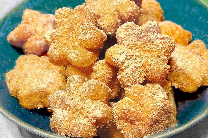 星形のきな粉餅が青い皿に盛られています。