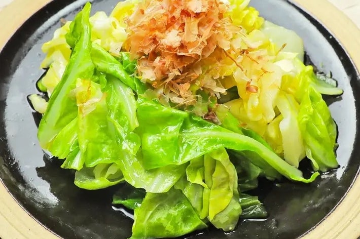キャベツの炒め物にかつお節がかかった料理。