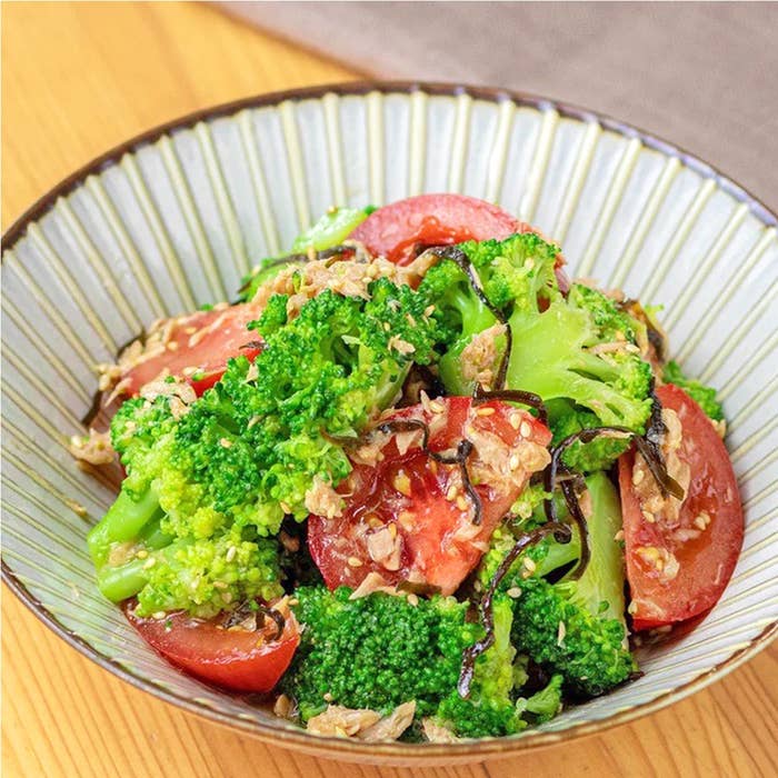 皿に盛られたブロッコリーとトマトのサラダ。シンプルで健康的な一品。