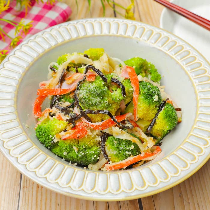 ブロッコリー、赤パプリカ、海藻のサラダが陶器の皿に盛られている。