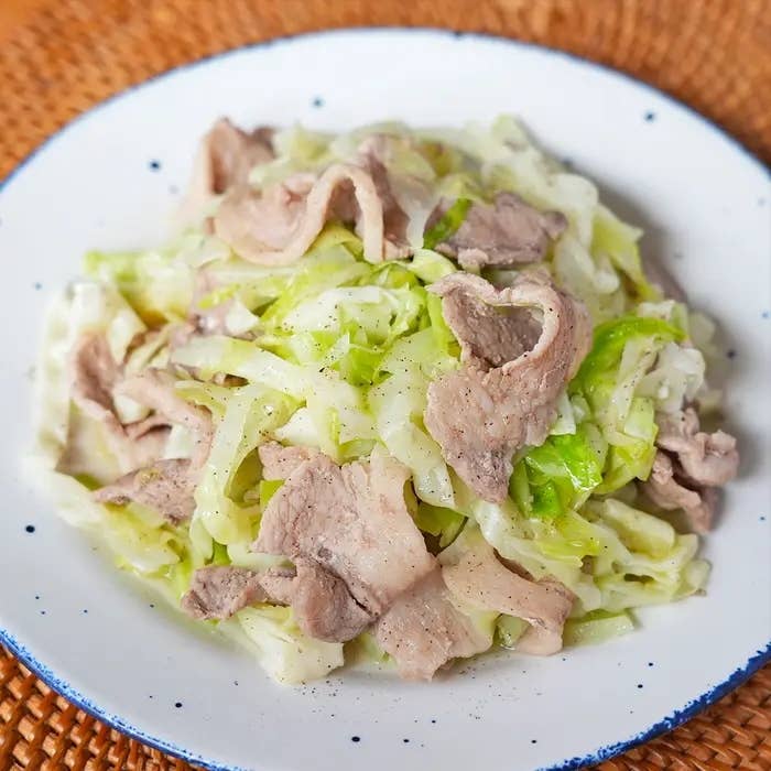 キャベツと豚こま肉の料理が皿に盛られている。