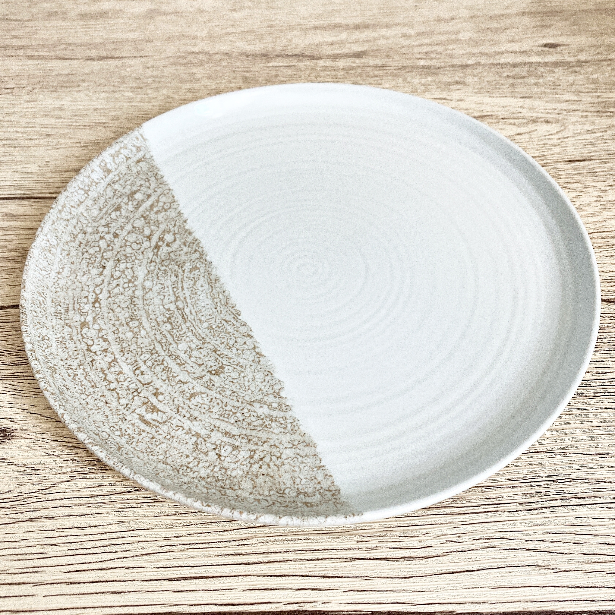 イケア「KRUSTISTEL クルースティステルプレート(模様入り/ライトベージュ・25cm)」