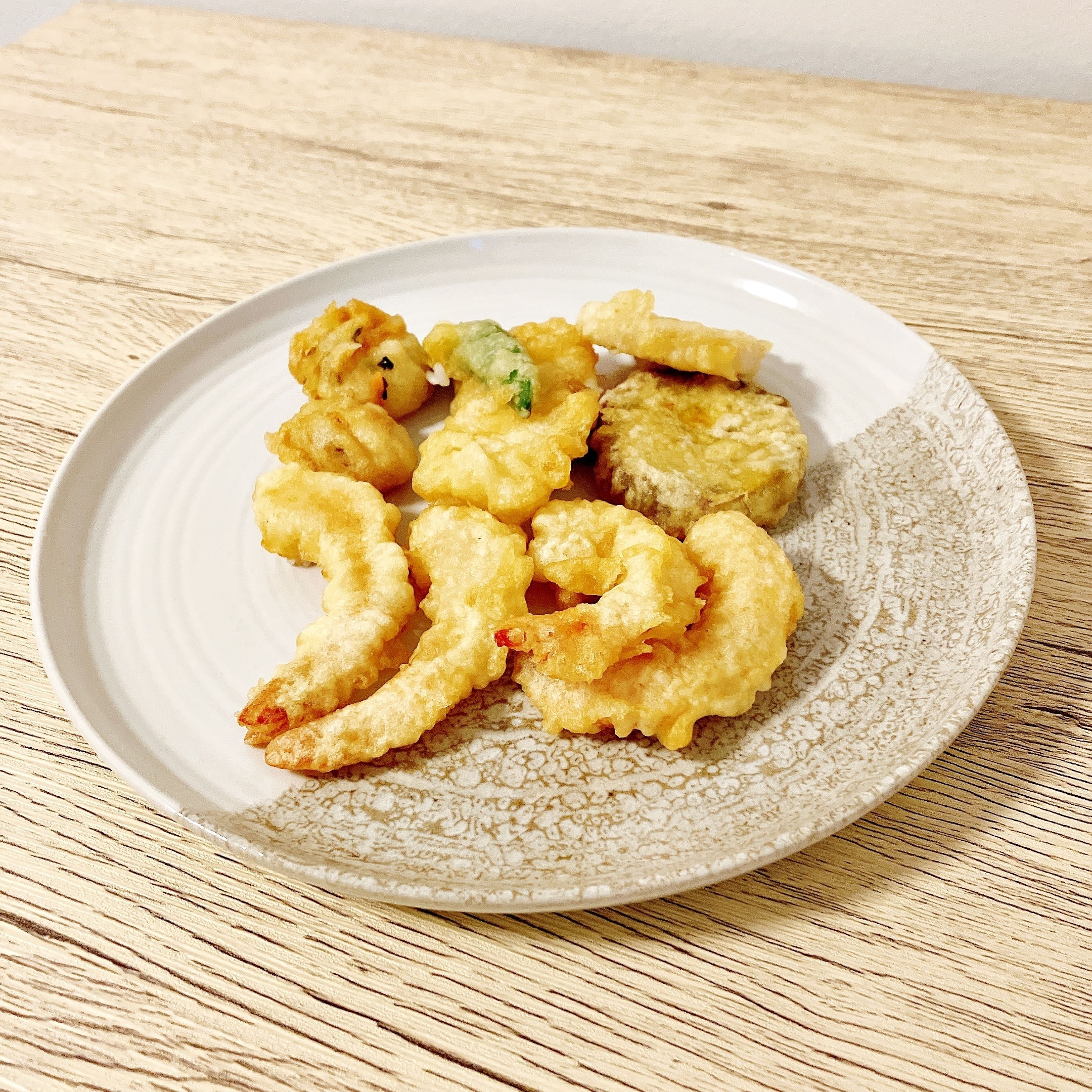 イケア「KRUSTISTEL クルースティステルプレート(模様入り/ライトベージュ・25cm)」