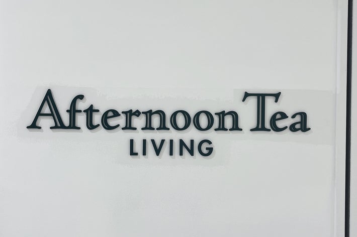 壁に「Afternoon Tea LIVING」の文字がある店舗入り口の画像。