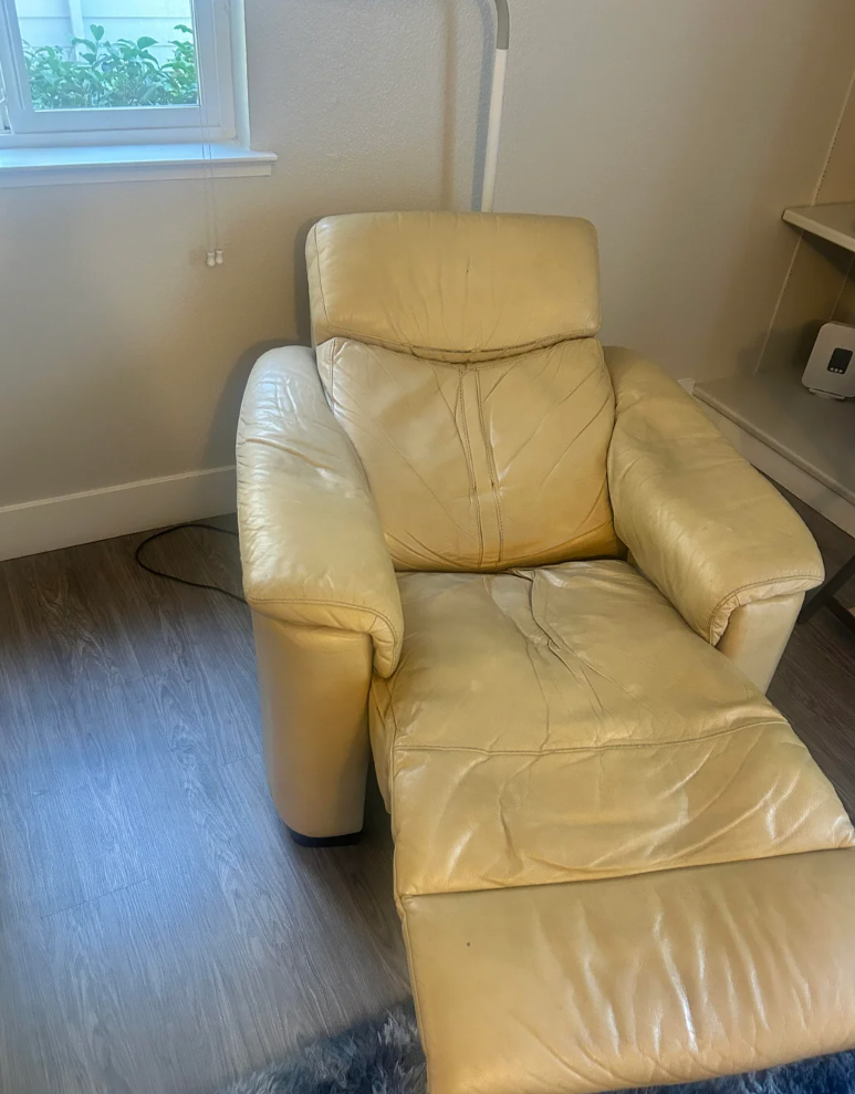 Screenshot of a Reddit post from r/SacramentoBuyNothing showing a yellow recliner chair and a user's comments about its comfort