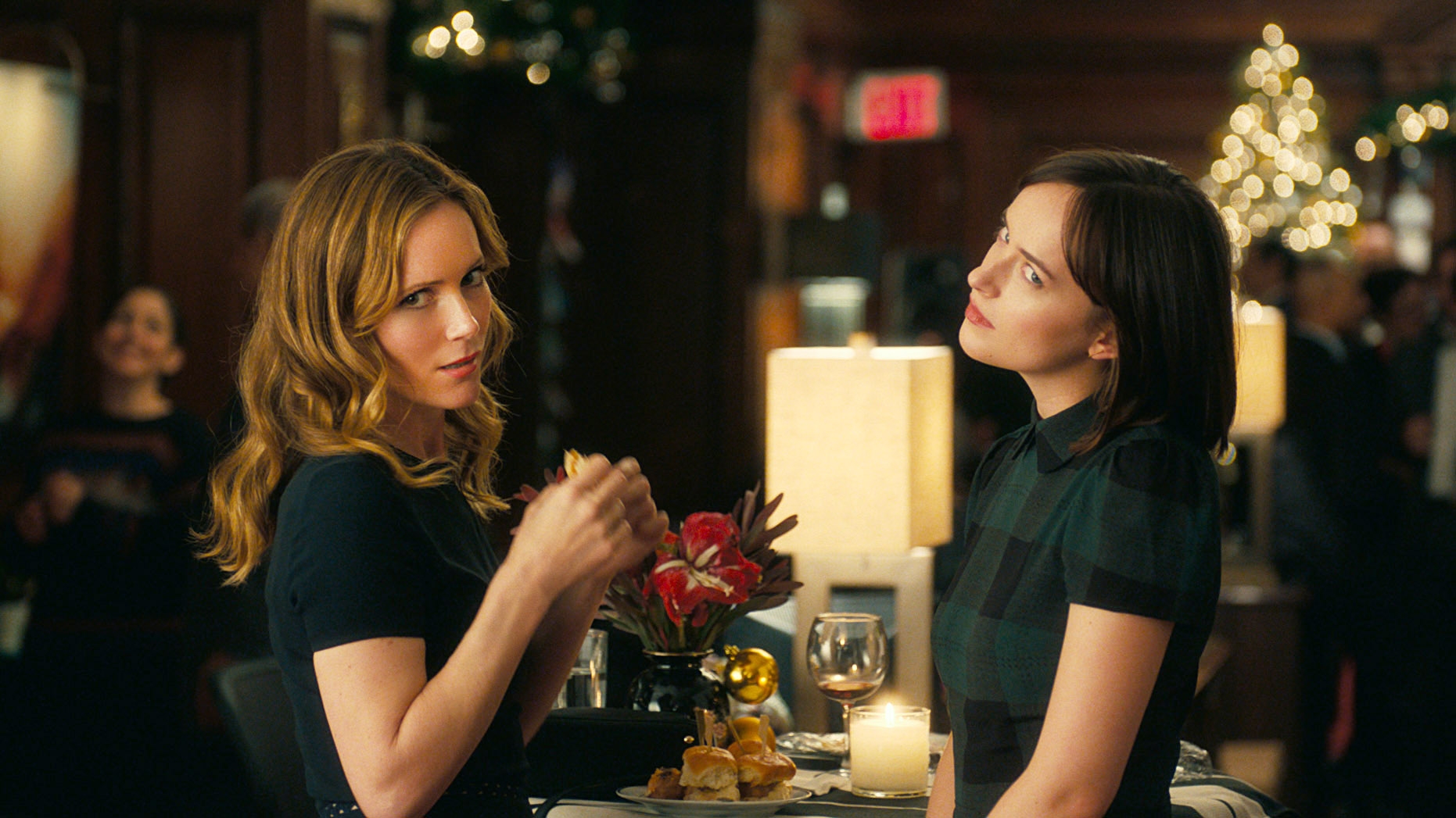 Leslie Mann and Dakota Johnson in "How to Be Single."