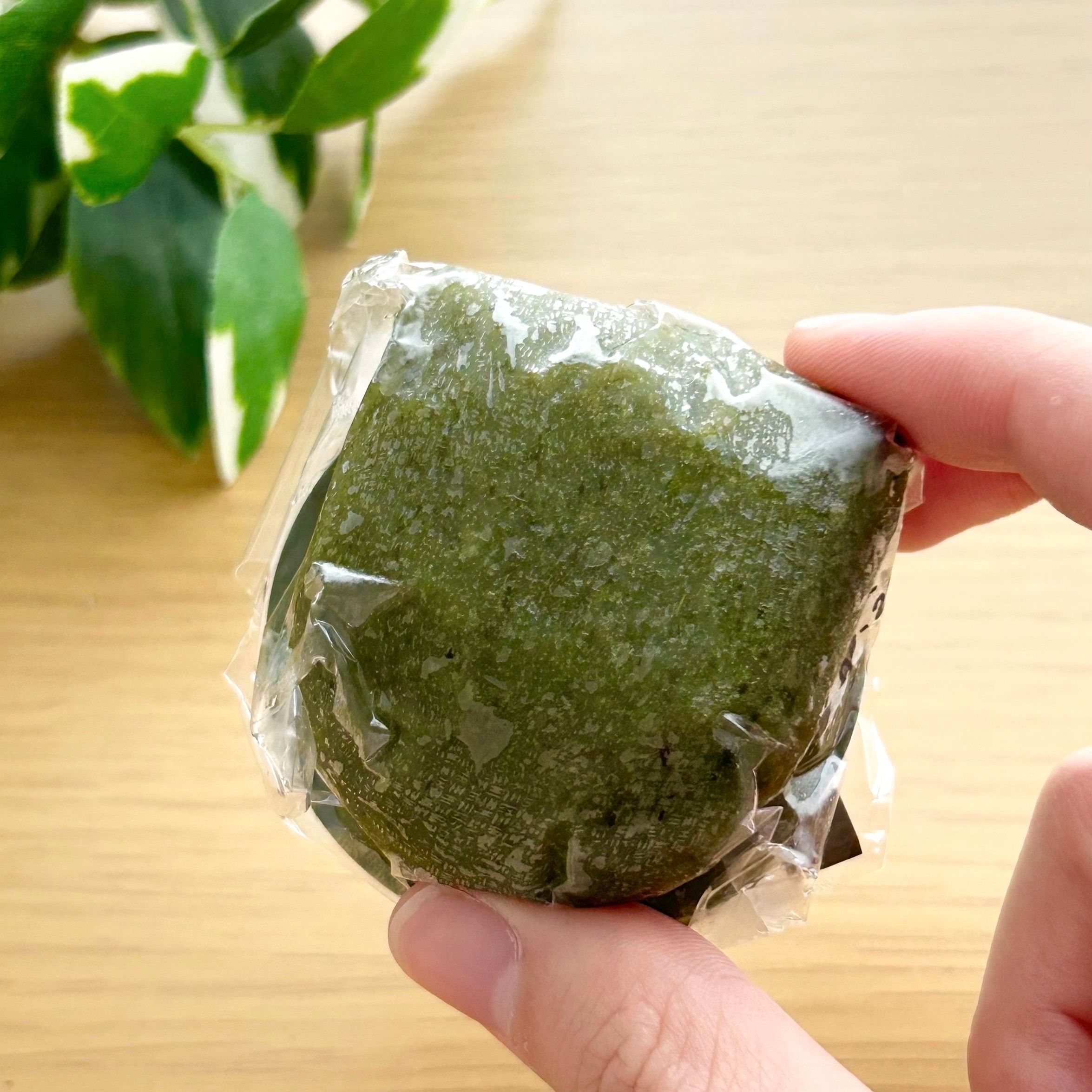 Chateraise(シャトレーゼ)「手摘みよもぎの草餅」