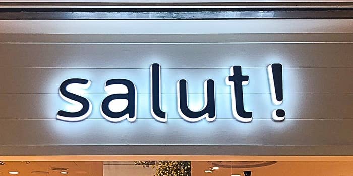 店の看板に「salut!」の文字。