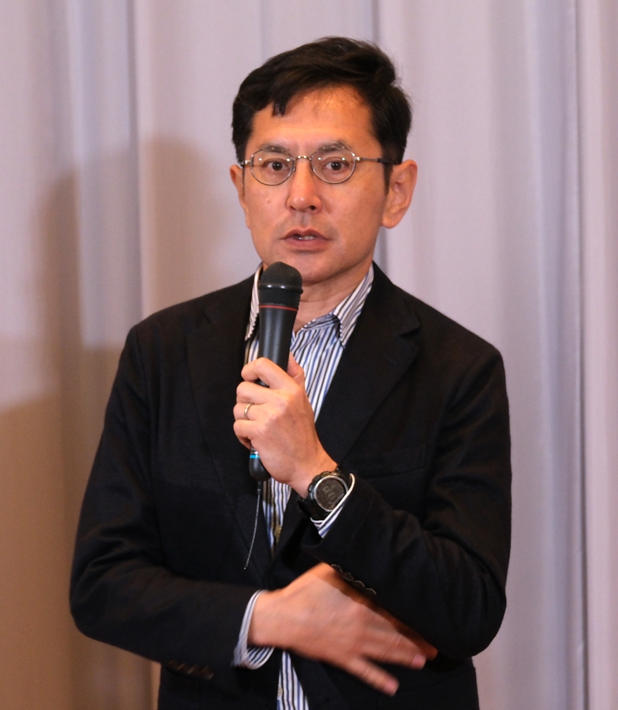 2024年5月24日、記者会見をする宮崎吾朗さん