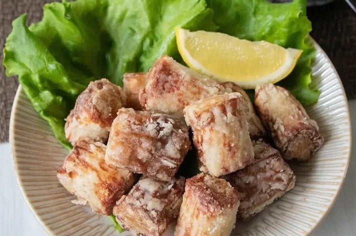 お皿に盛られたちくわの唐揚げとレタス、レモンのくし切り。