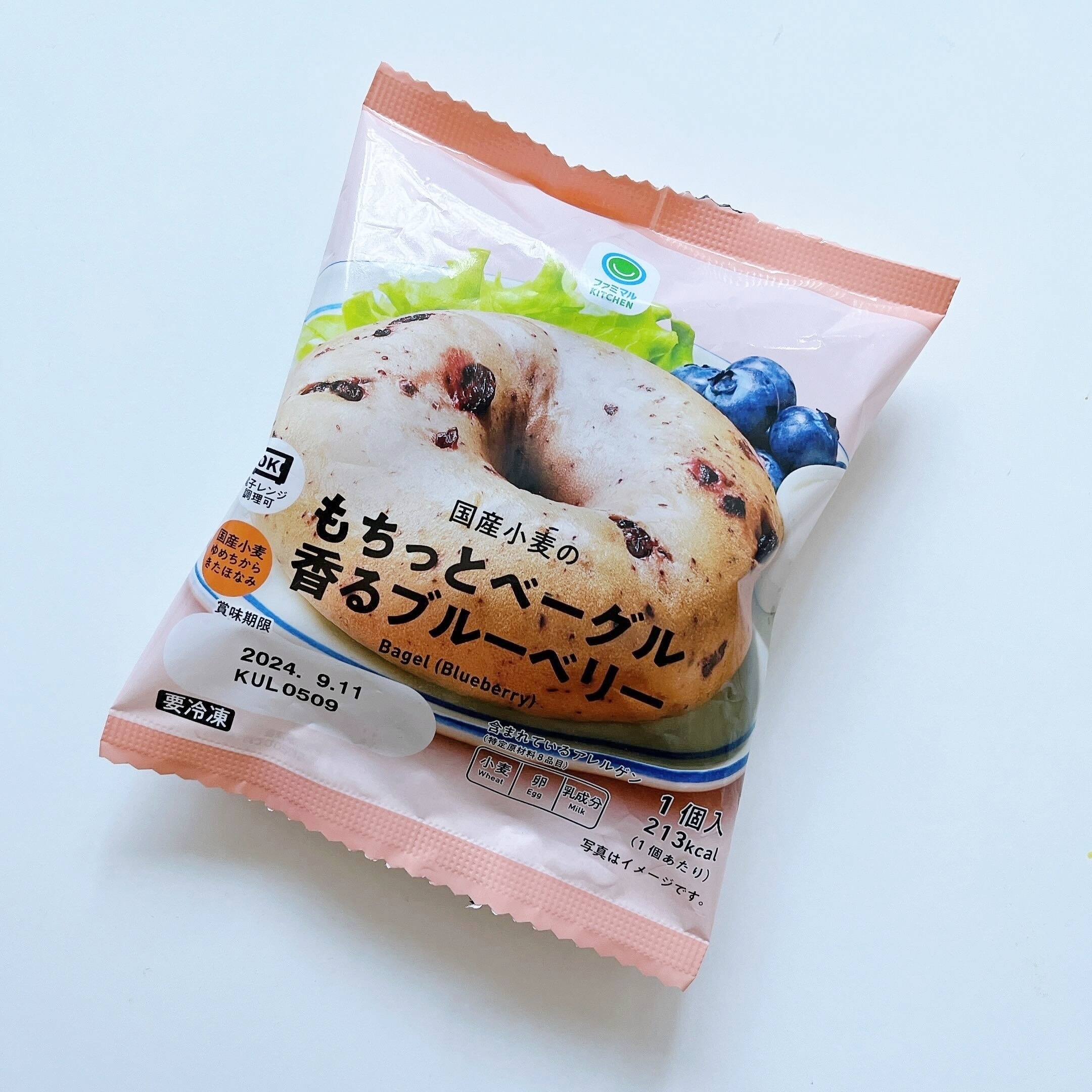 ブルーベリーベーグルの商品パッケージ。もちっとした食感を強調した文字が印刷されている。