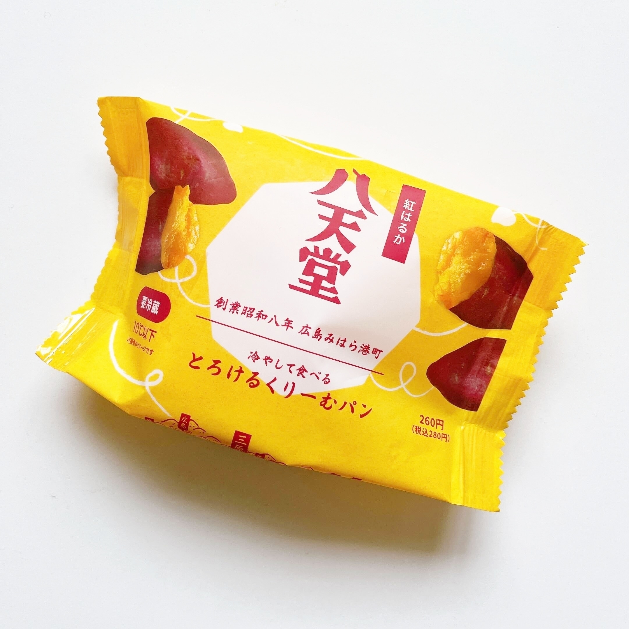 八天堂の包装されたクリームパン。上にはクリームパンの部分画像と商品名が記載。シンプルで識別しやすいデザイン。