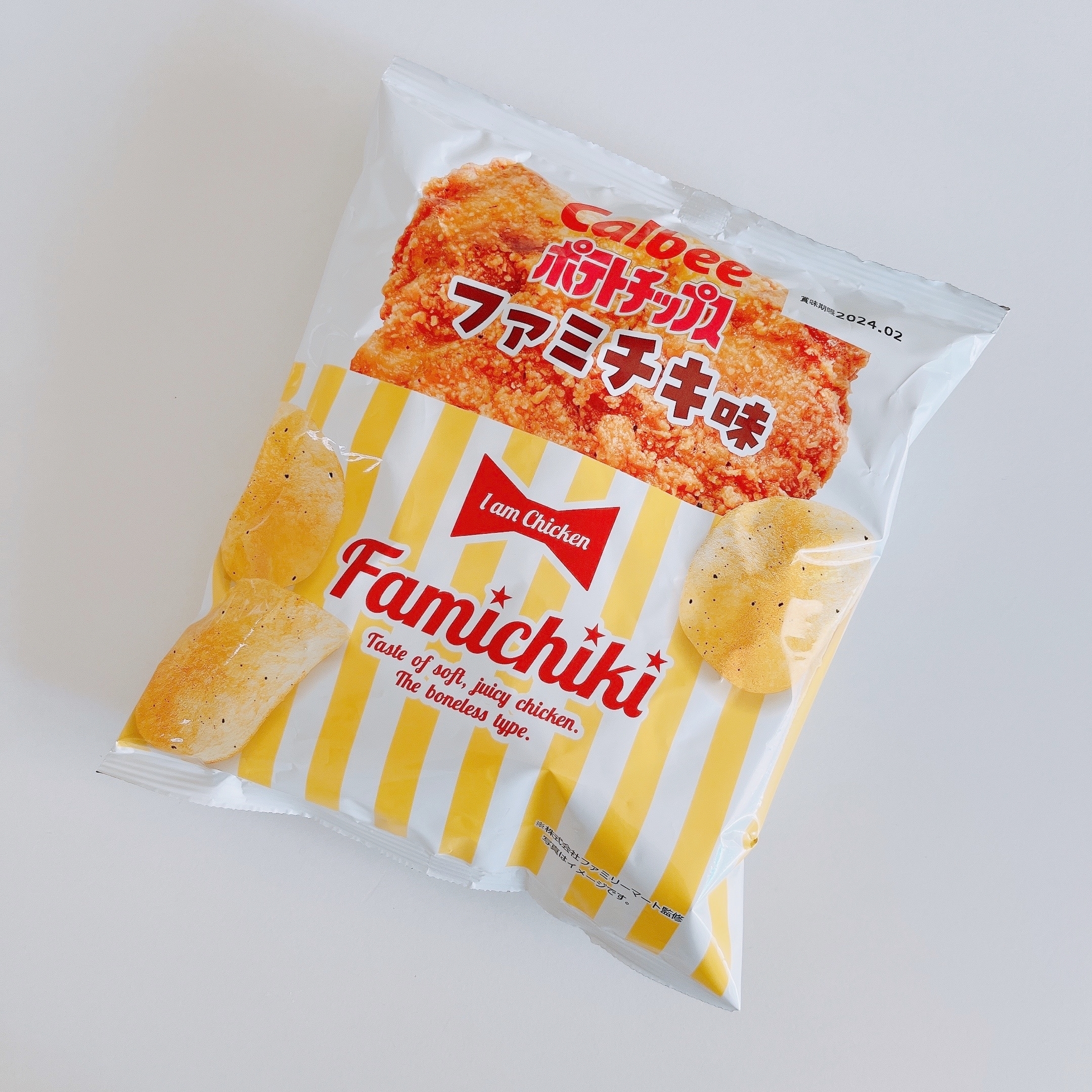 カルビーのポテトチップス「ファミチキ味」のパッケージ。フライドチキンの写真と「I am Chicken」のテキストがある。