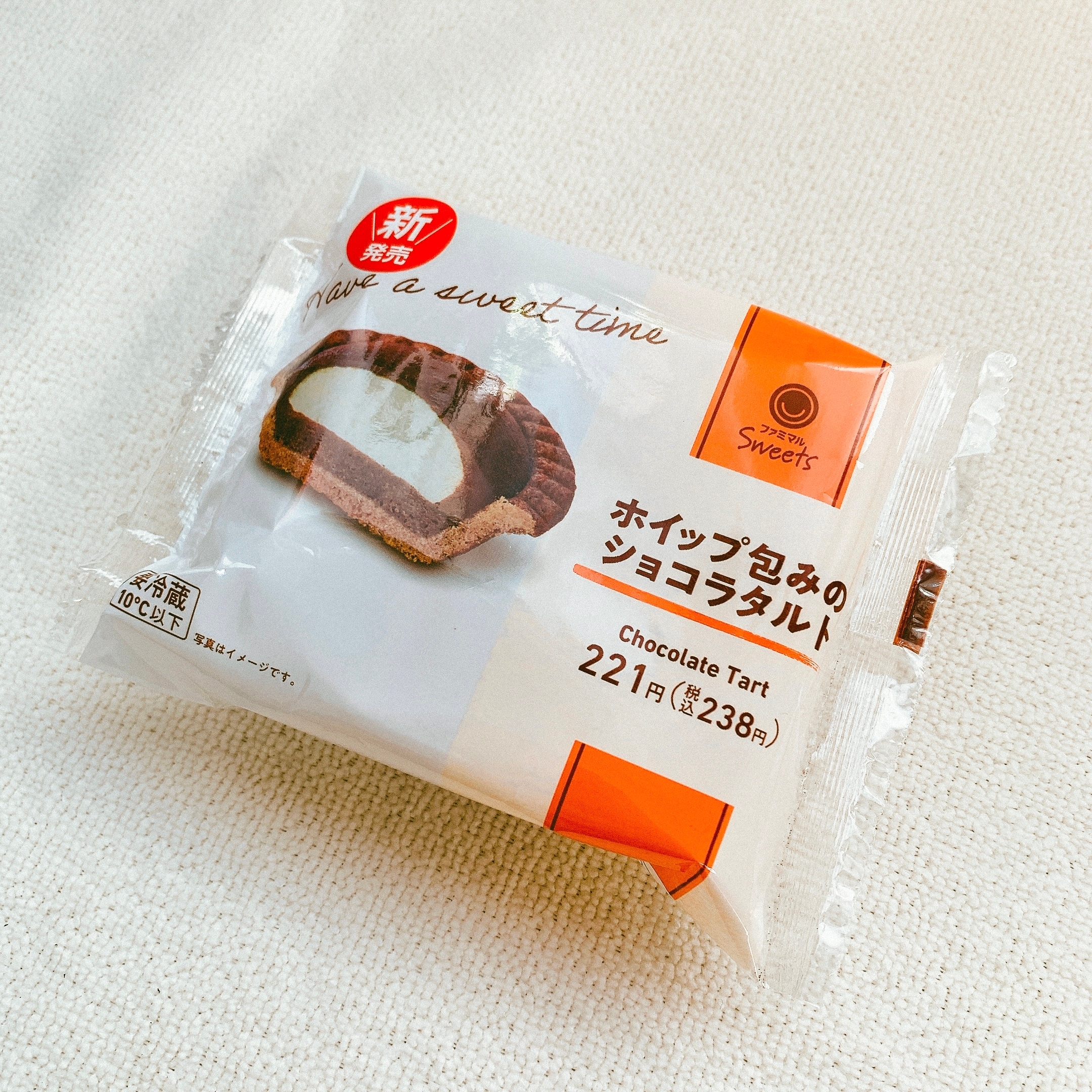 ホイップ包みのチョコタルトのパッケージ。価格は税込238円。