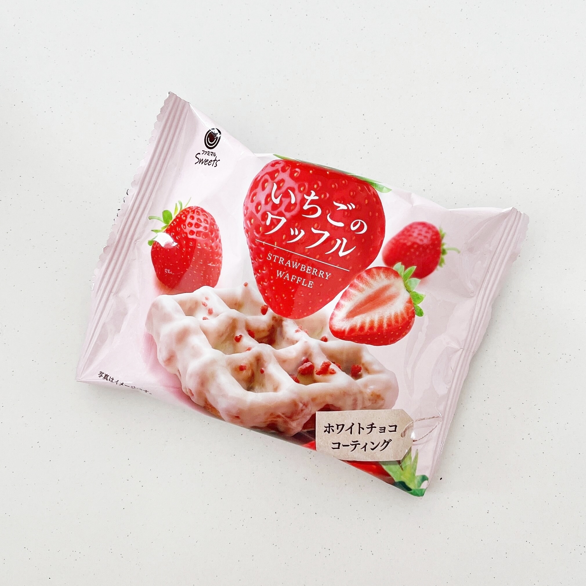 いちごのワッフルお菓子の包装。ホワイトチョココーティングと書かれている。イチゴが描かれている。
