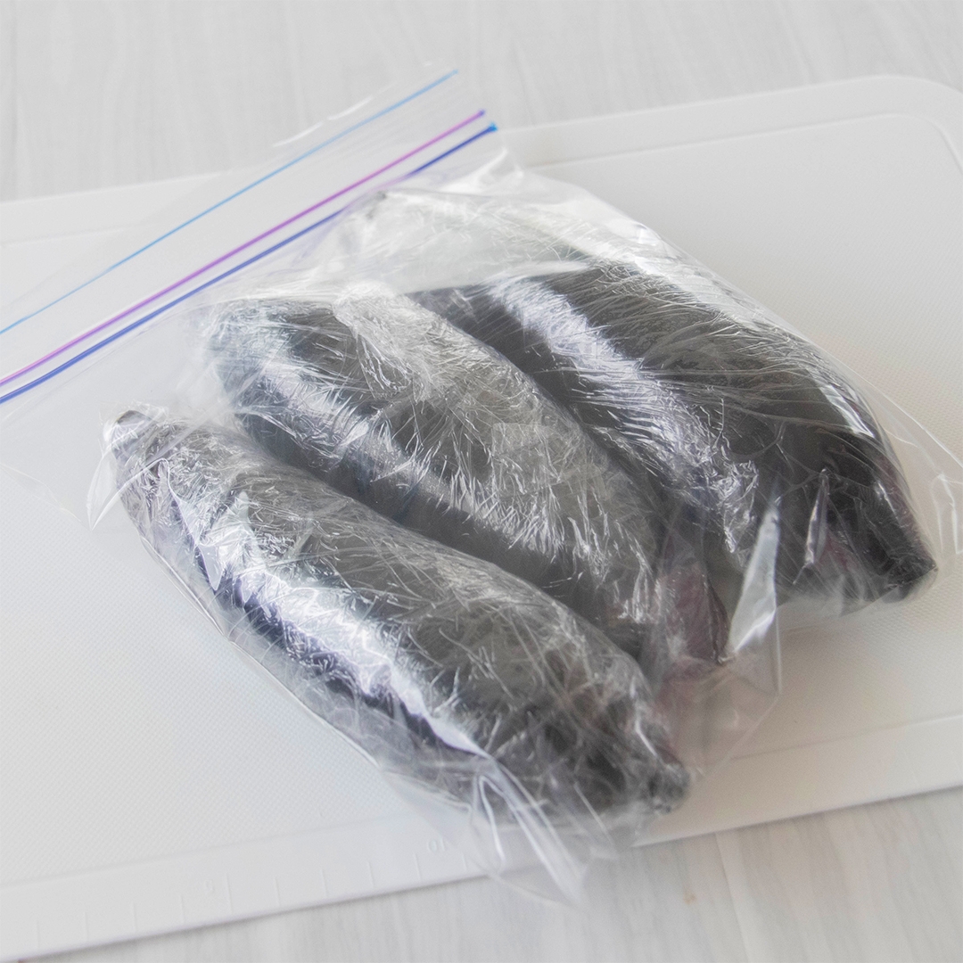 ジップロックバッグに包まれた3本のラップで包まれたなす。