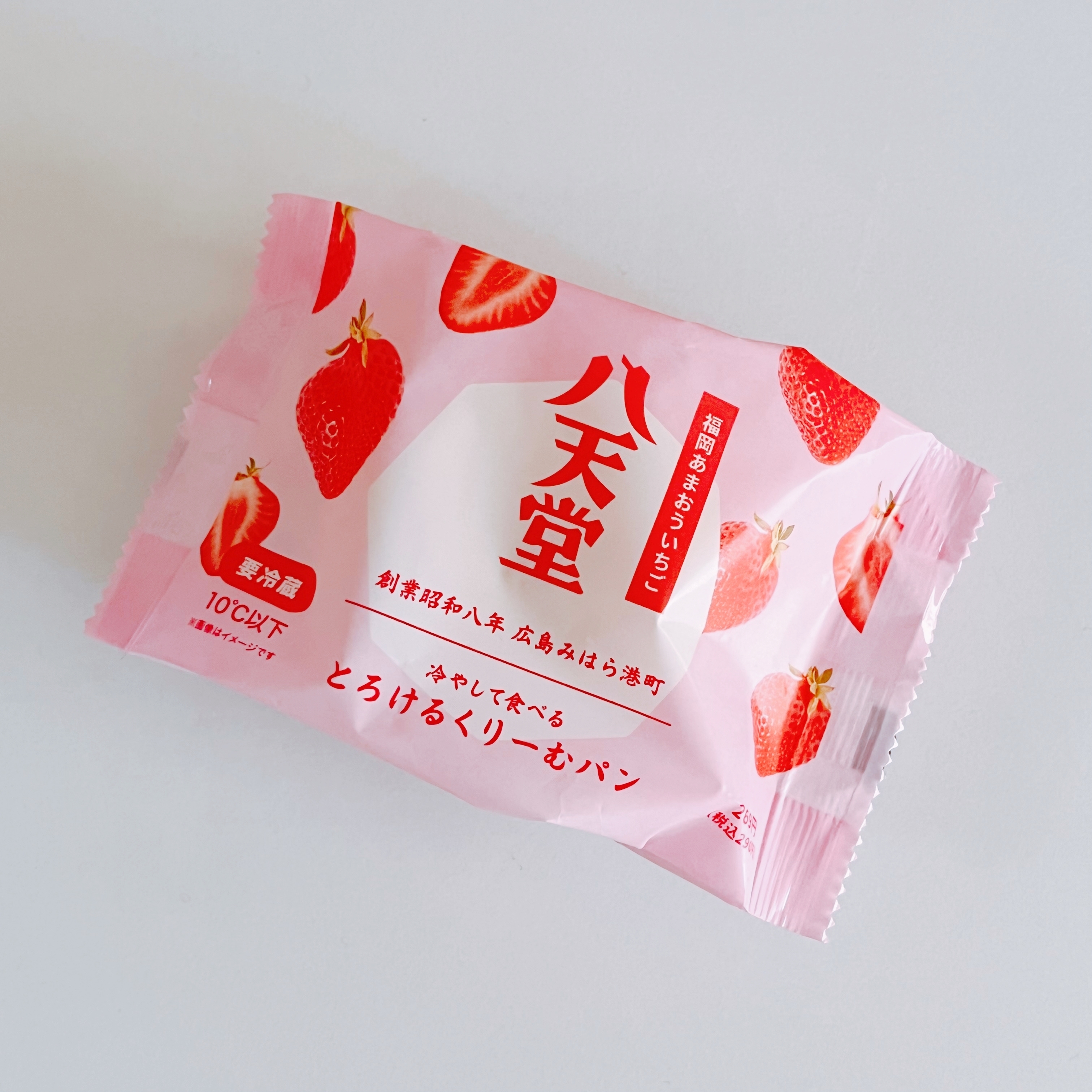 いちご柄のクリームパンの包装。八天堂製で、「やさしく食べる とろけるくりーむパン」と書かれている。