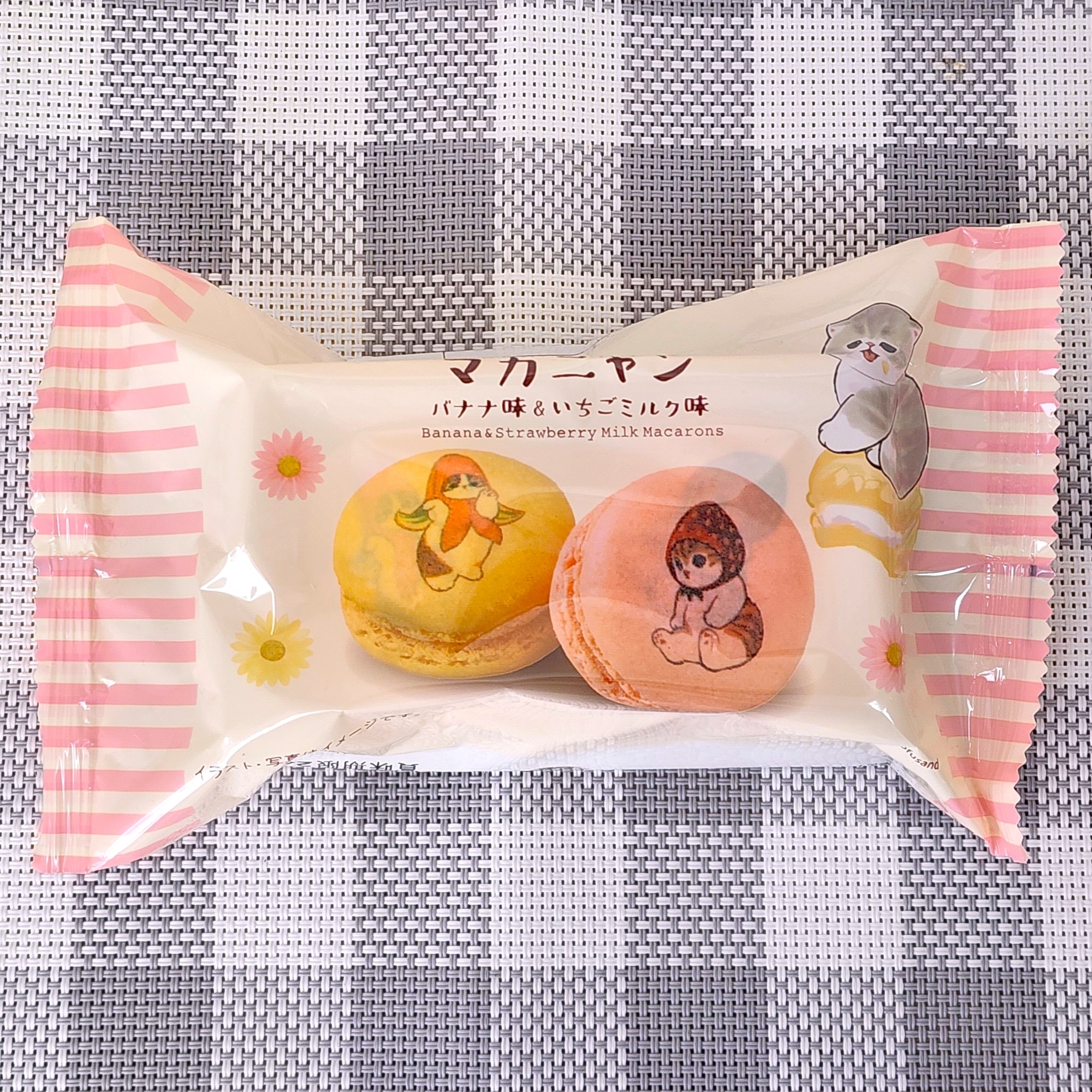 バナナといちごミルク味のマカロンがプリントされた包装袋。かわいいイラストが描かれています。