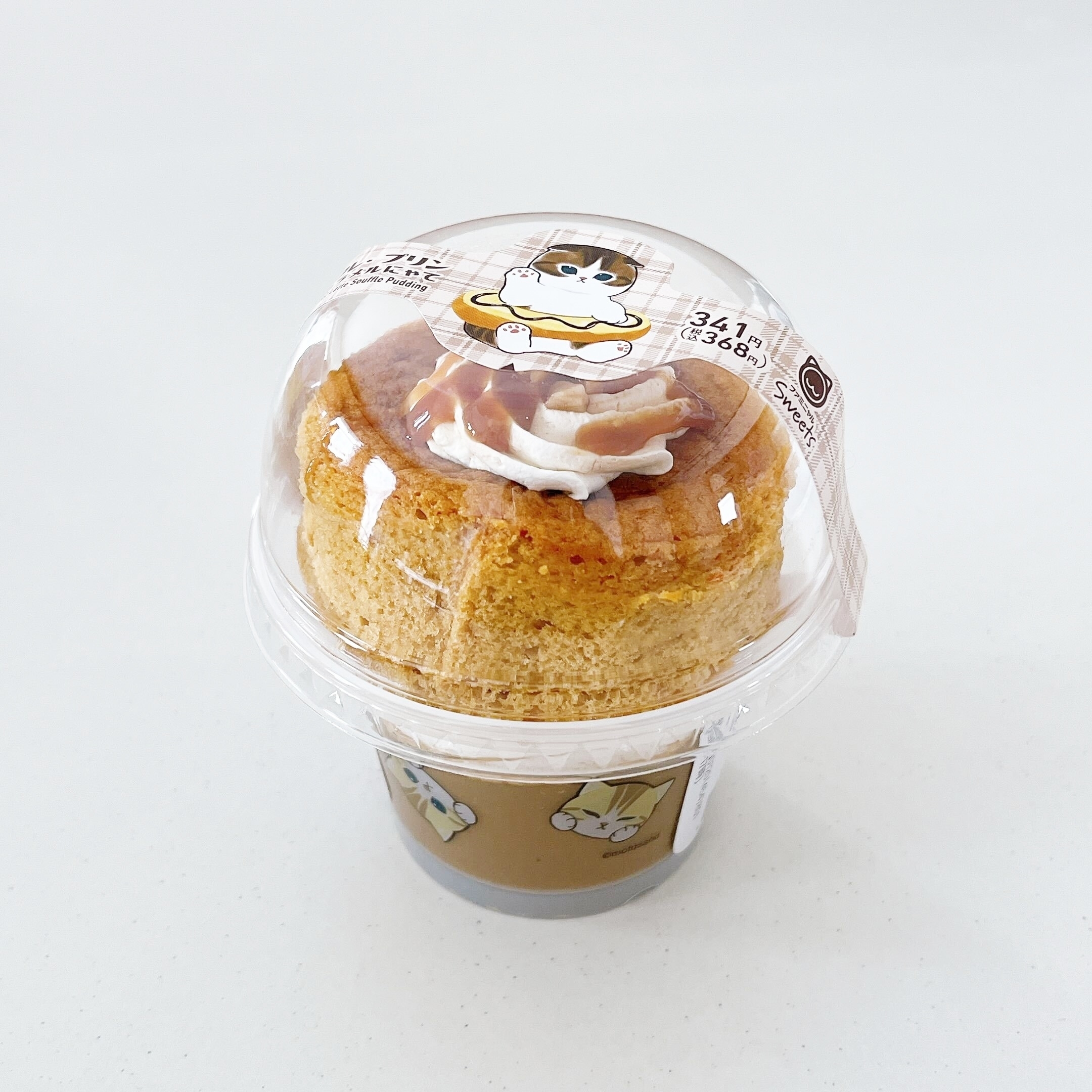 カップに入ったシフォンケーキ、上にホイップクリームとチョコのトッピング、パッケージにイラスト入り。