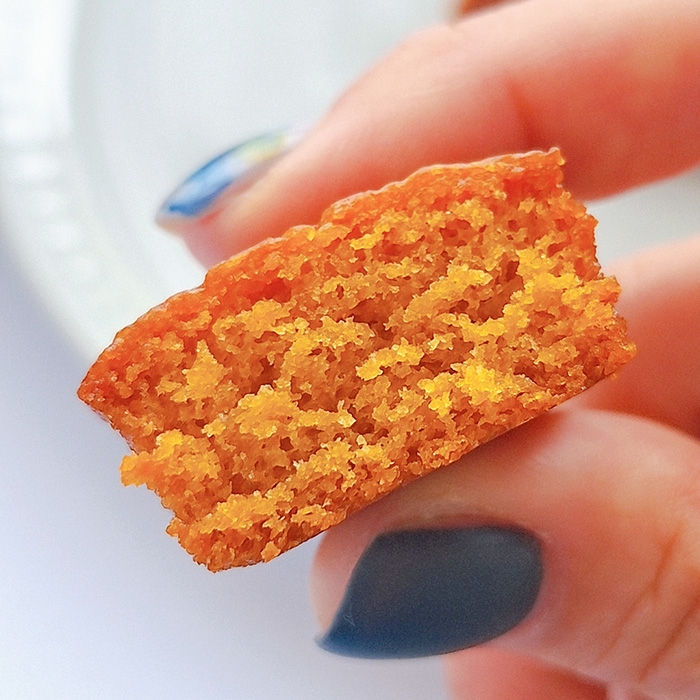 手に持った焼き菓子の断面を示す写真。ケーキのような食感が見える。