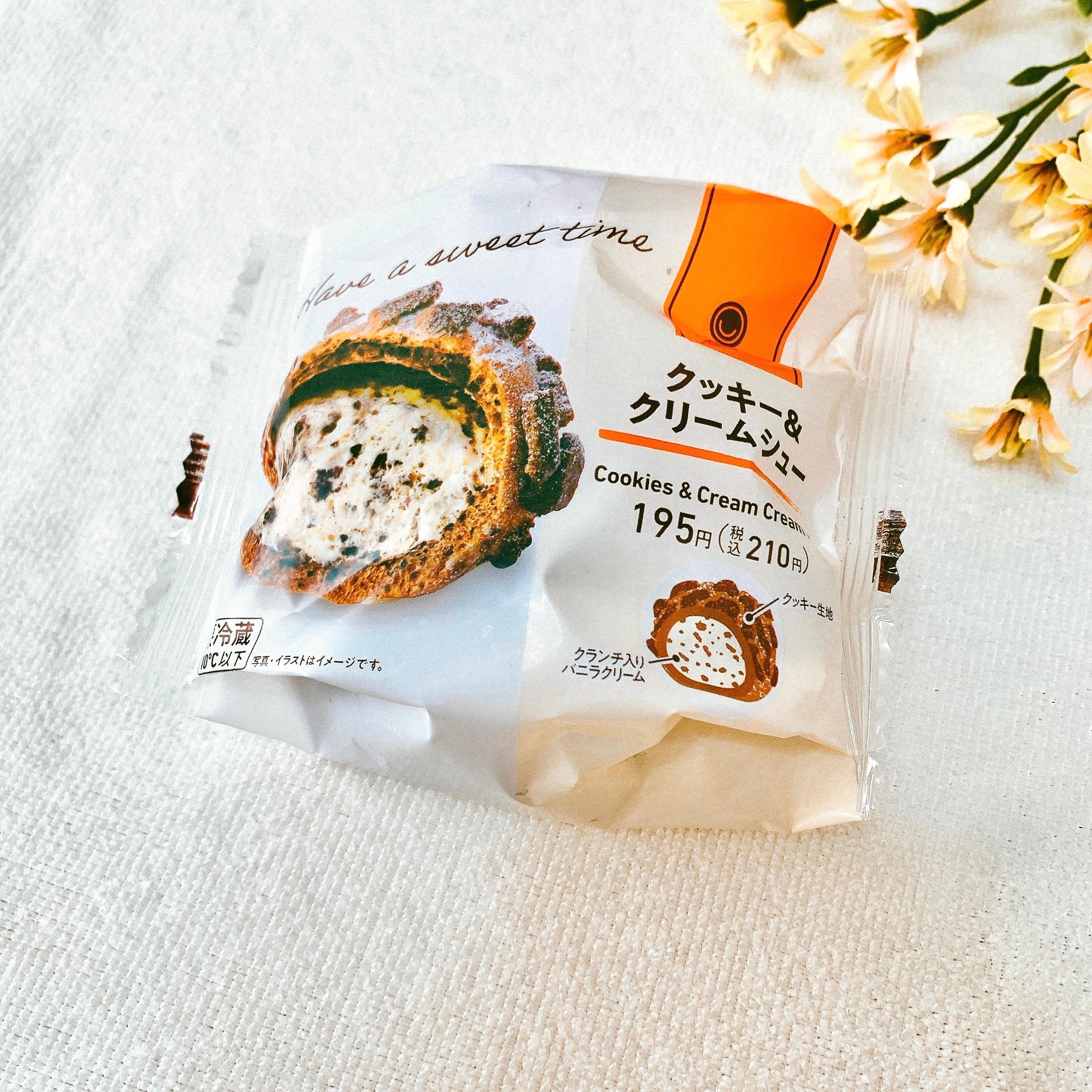 クッキー&クリーム味のコンビニアイスクリーム写真。価格は195円(税込210円)。テキストに「have a sweet time」とある。
