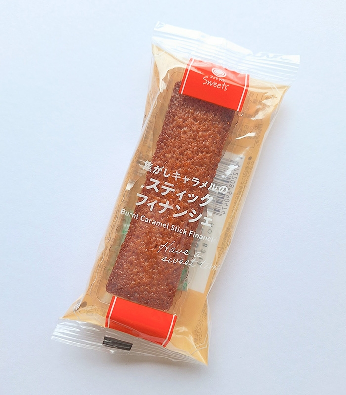 袋入りの焦がしキャラメルスティックフィナンシェ。日本のスイーツブランドの製品です。