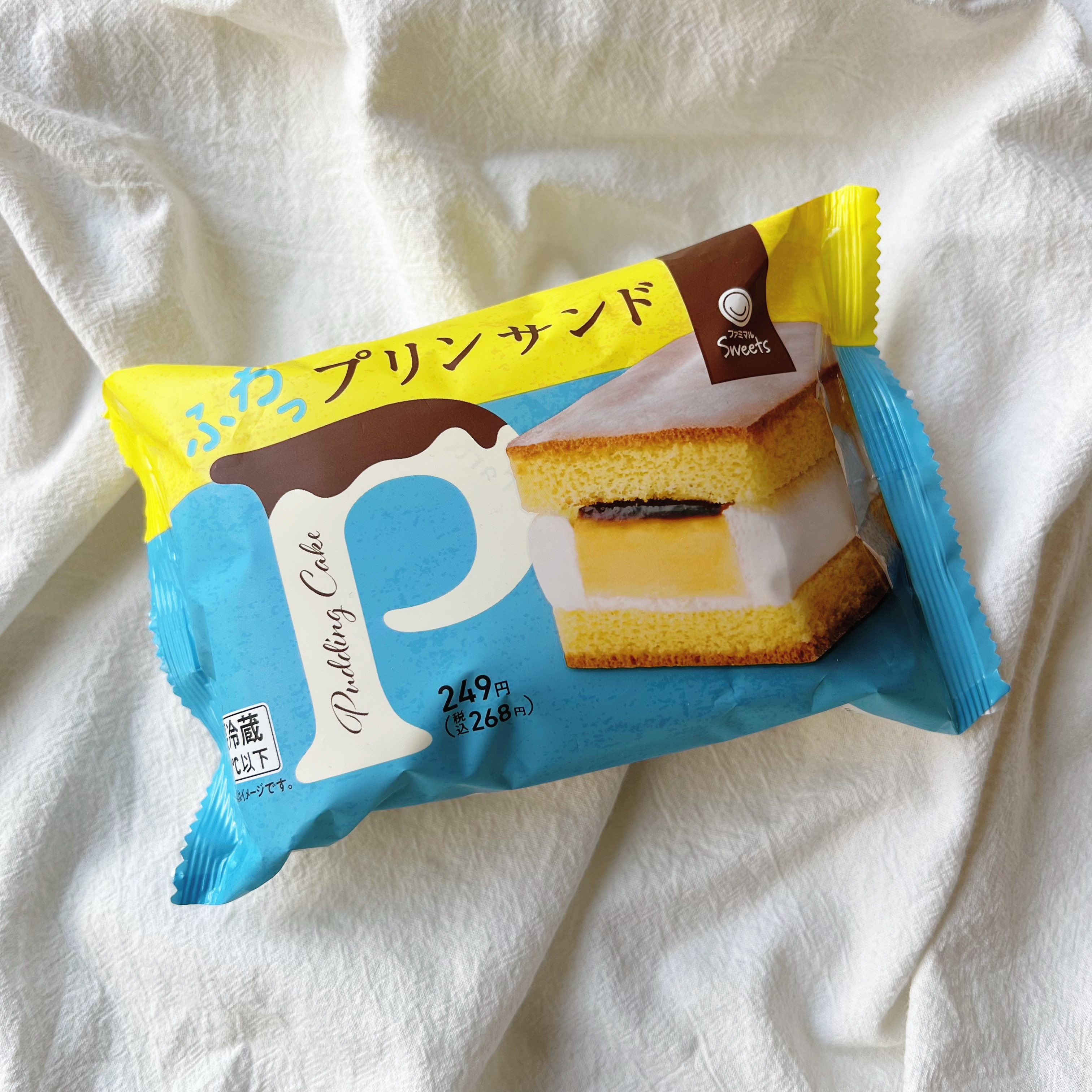 包装されたプリンサンドのスナック菓子が布の上に置かれている。