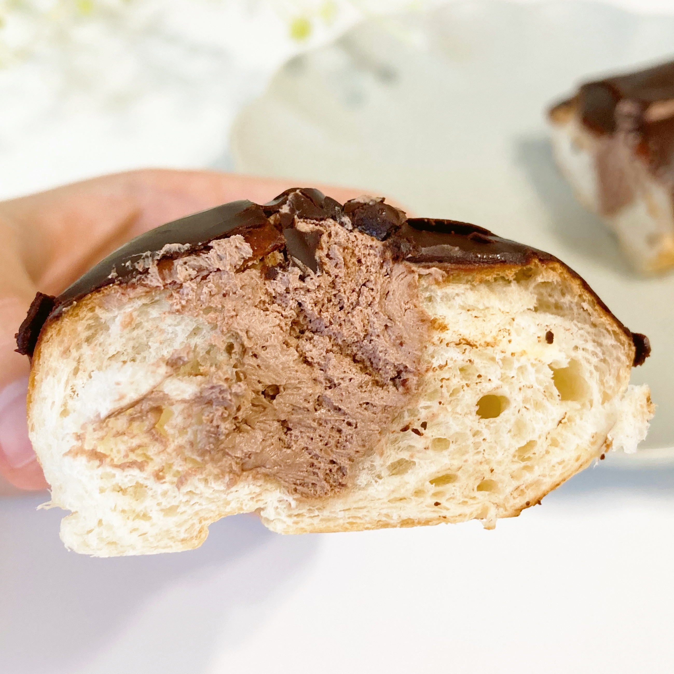 クリームが詰まったチョコレートドーナツが半分にカットされ、食欲をそそる断面が見える。