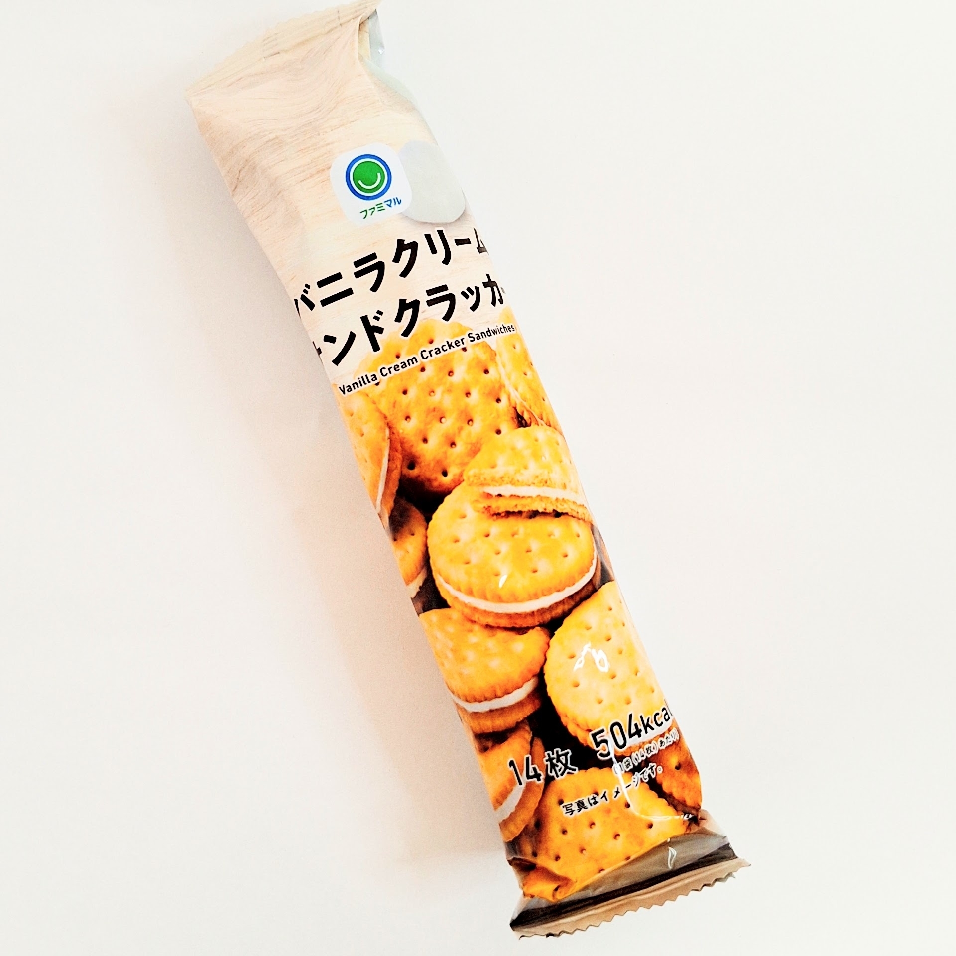 バニラクリーンクラッカーサンドの包装。焼き色のクラッカーにクリームが挟まれている写真がプリントされている。
