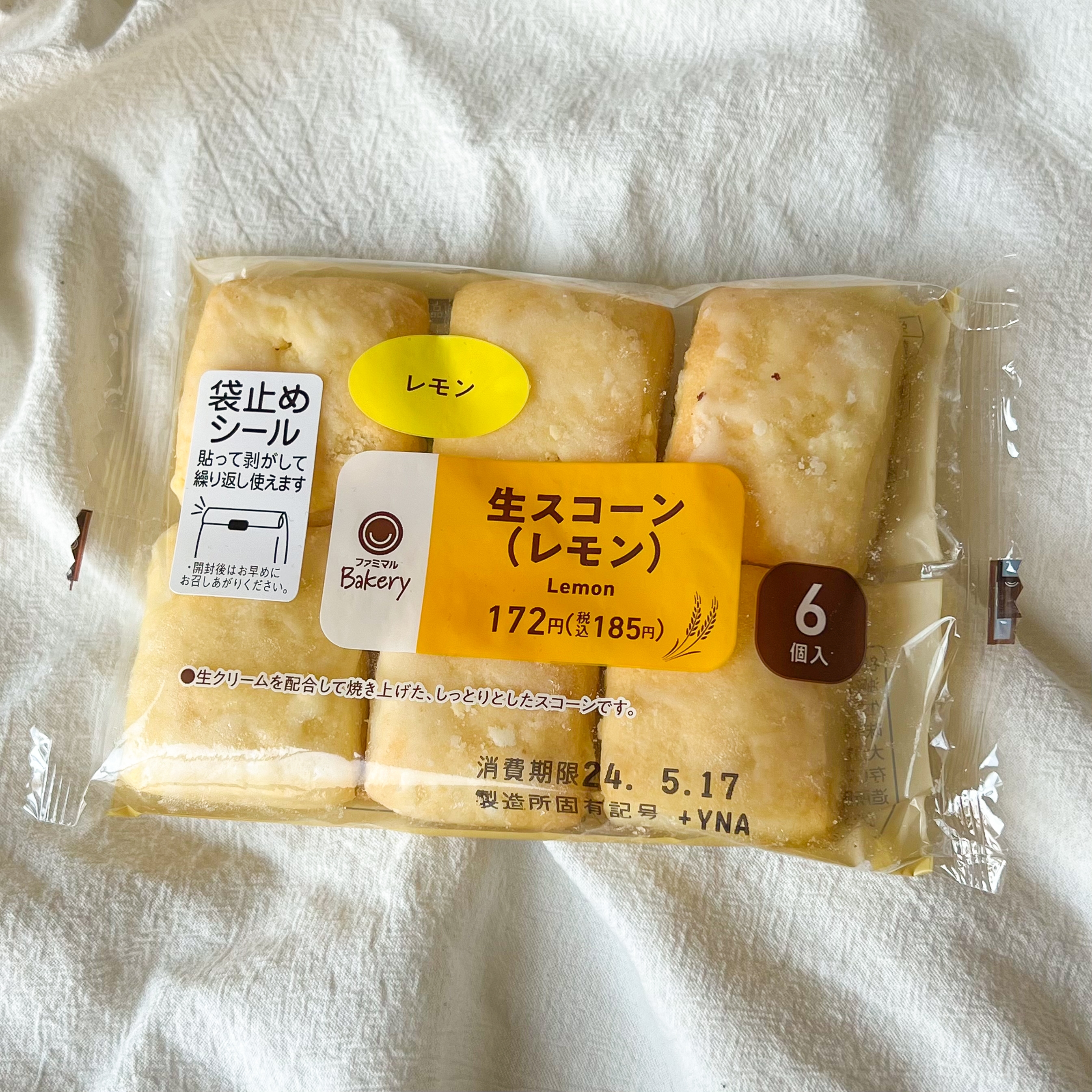 レモン味のスコーン6個入りがクリアなパッケージに包まれて販売されている。価格は185円。