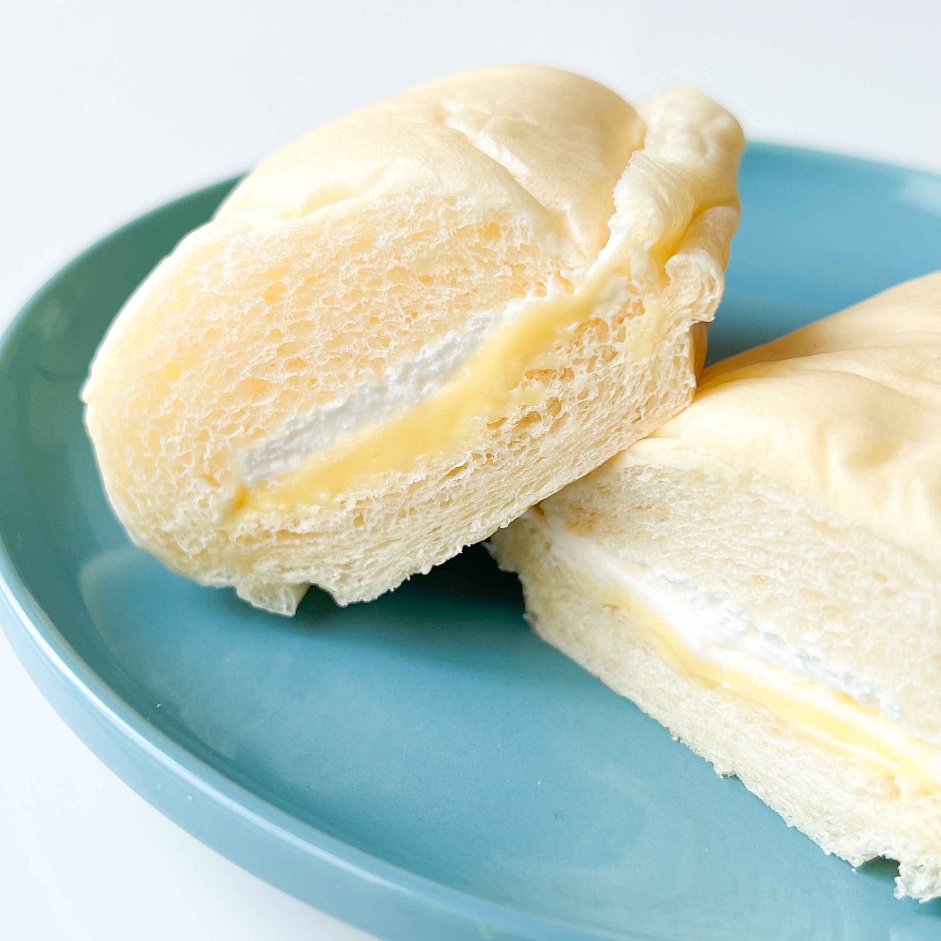 クリームが挟まれたパンが青い皿に盛られている。