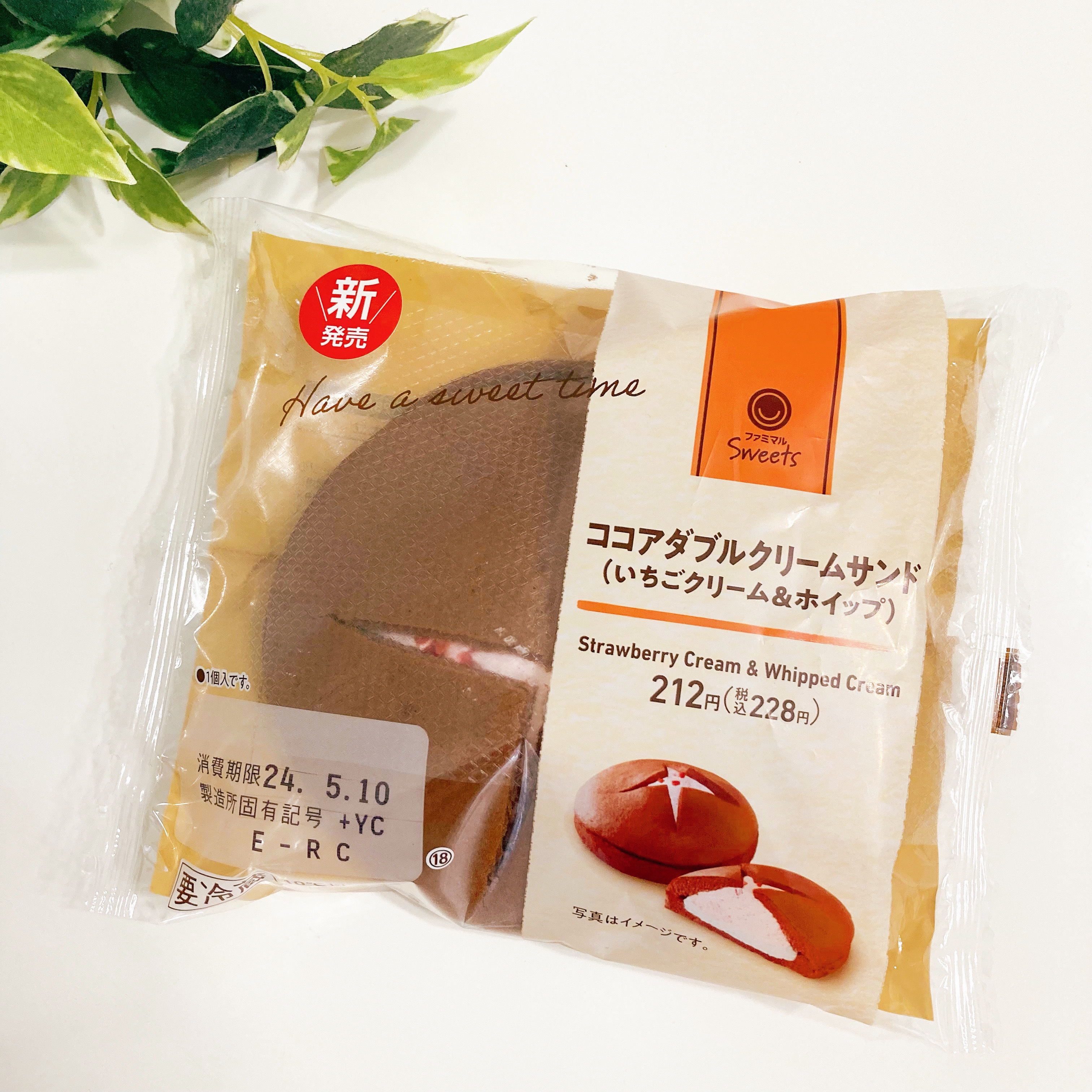 ストロベリークリーム&ホイップクリームをサンドしたココアダブルクリームパイの商品パッケージ。価格は212円。