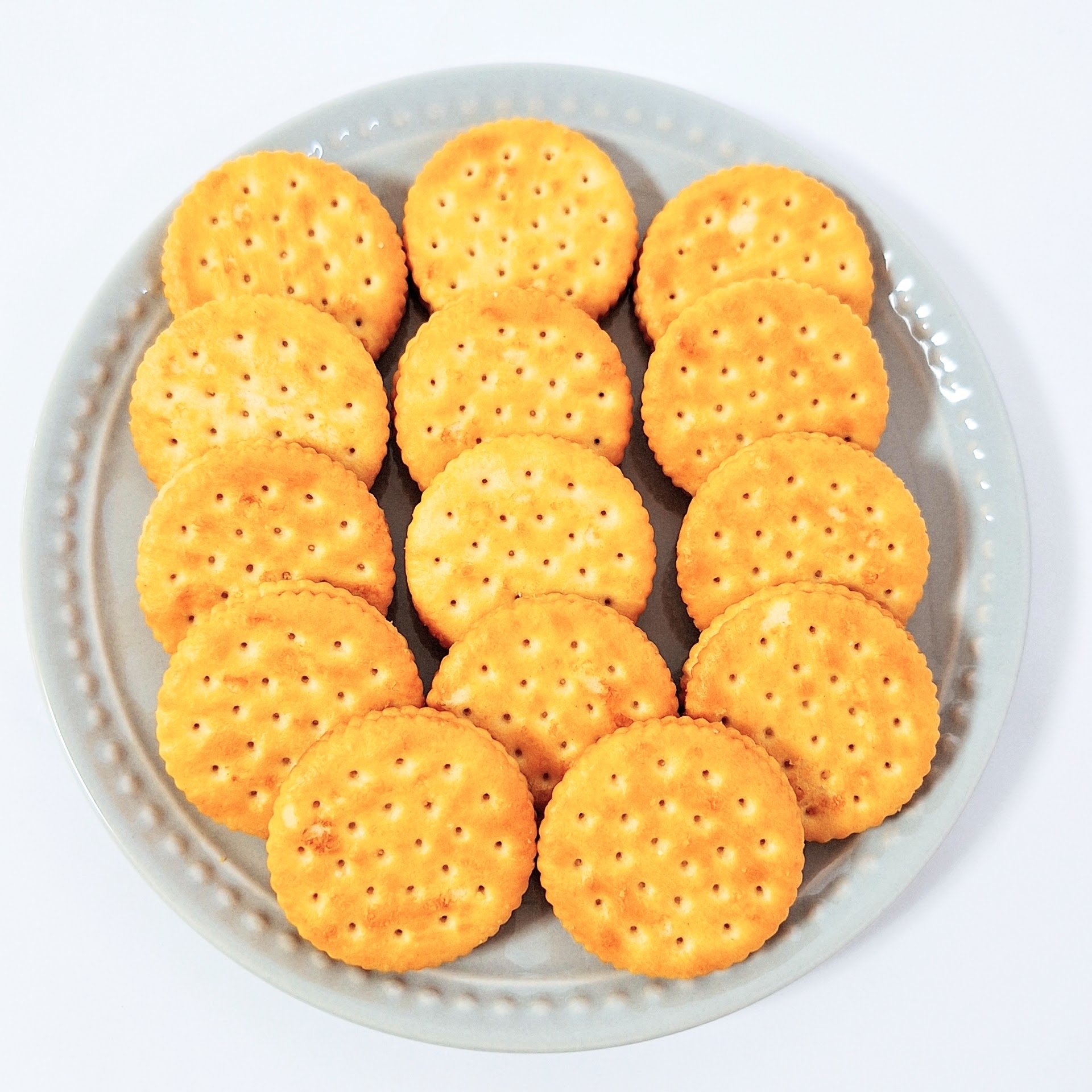 クッキーが並んだ白い皿。
