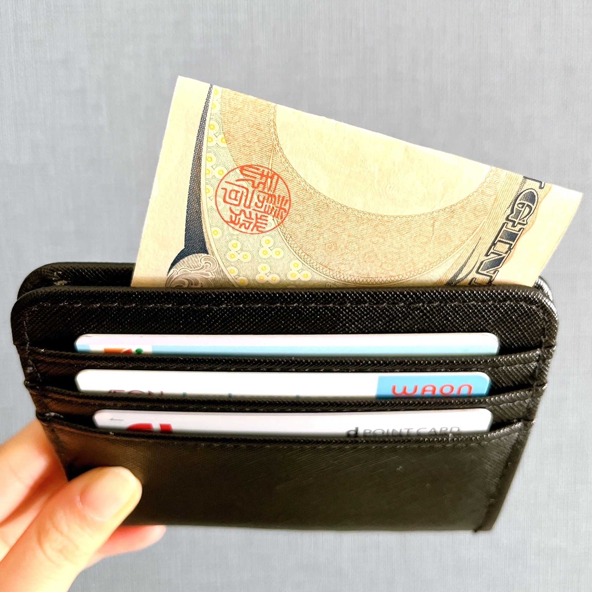 3COINSの「極薄ミニウォレット」