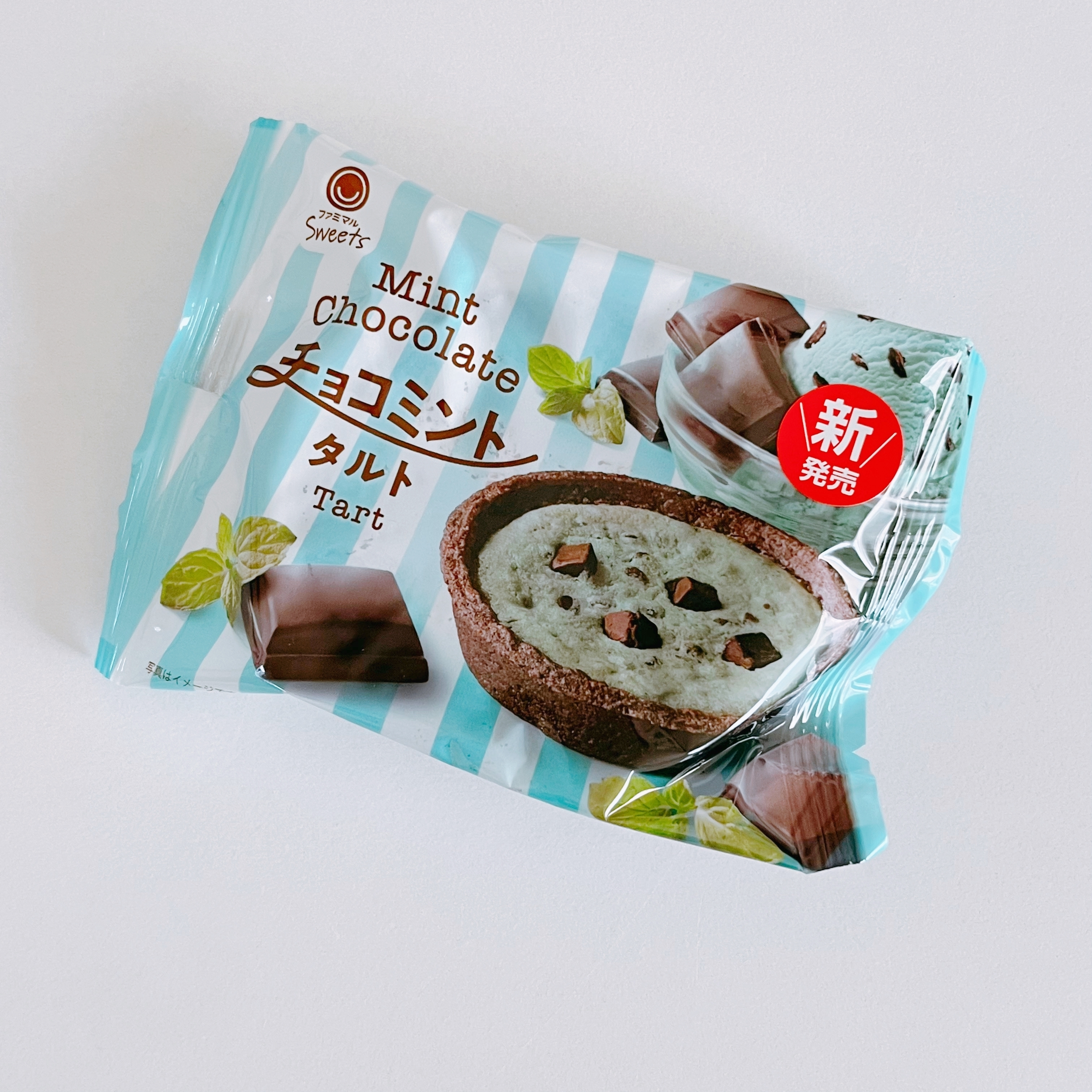 ミントチョコレートタルトのパッケージ。新発売と表示され、青と白のストライプデザイン。