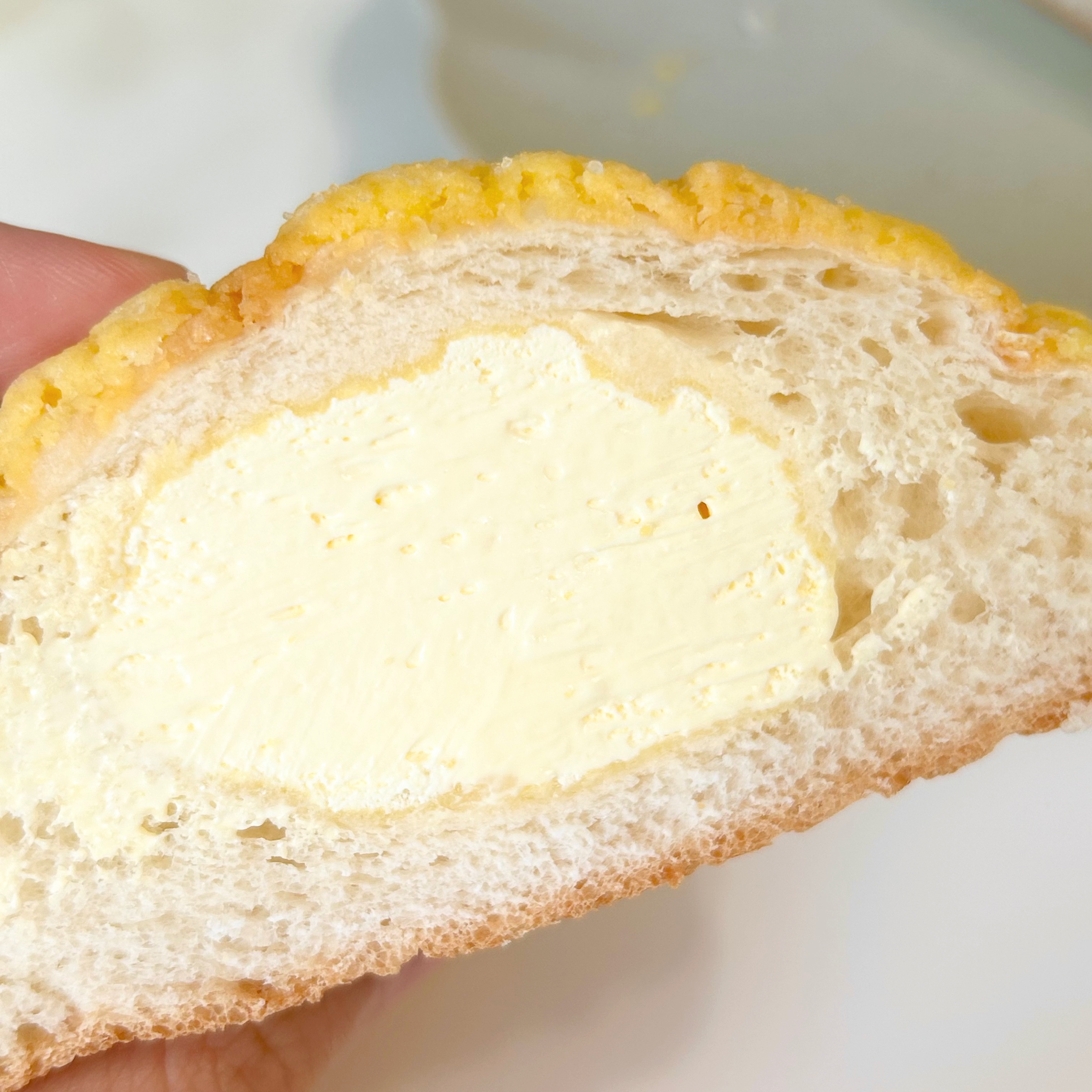 パンの断面にたっぷりとクリームが入っている様子。柔らかくクリーミーなフィリングが特徴。