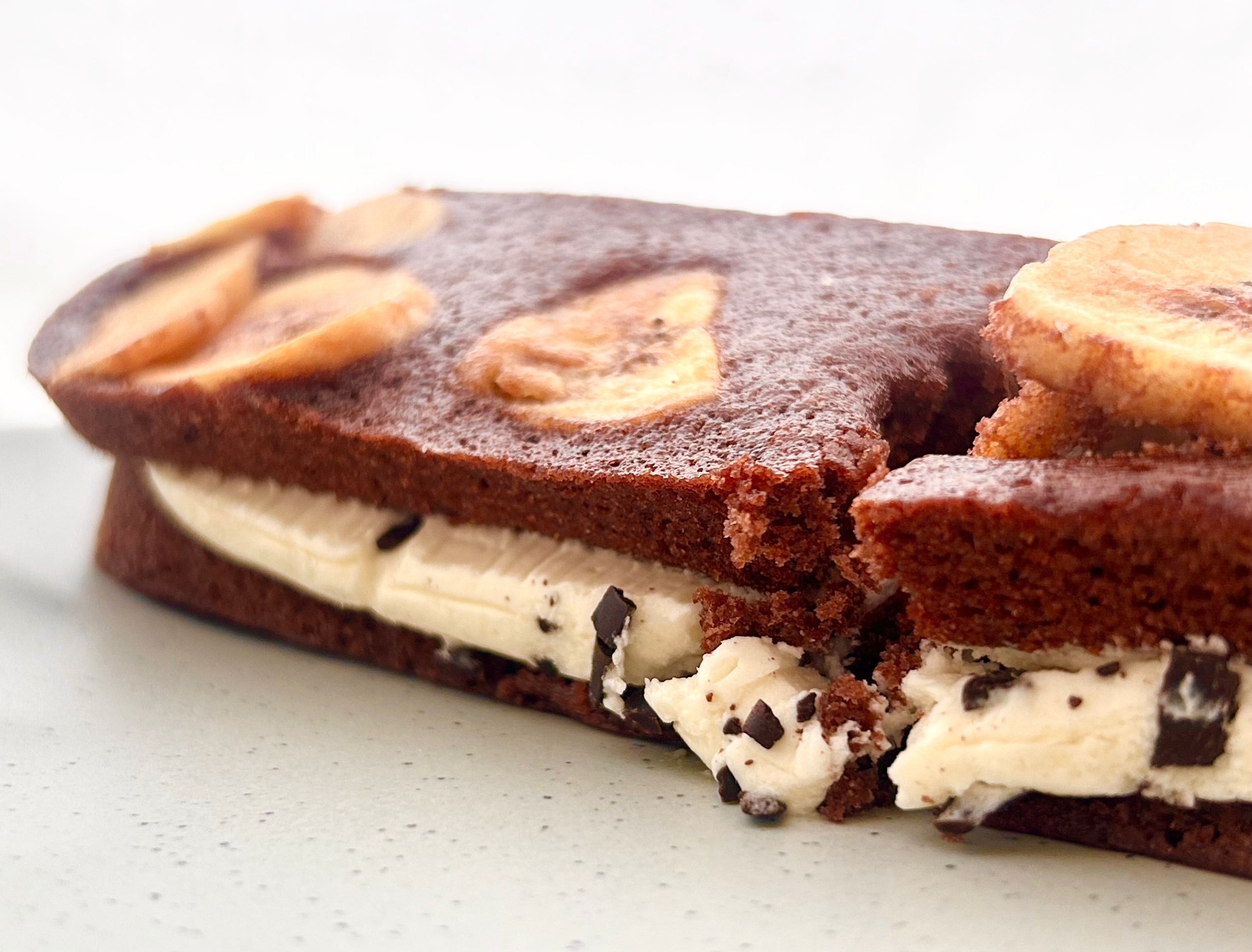 バナナとチョコチップ入りクリームを挟んだチョコレートケーキサンドイッチ。