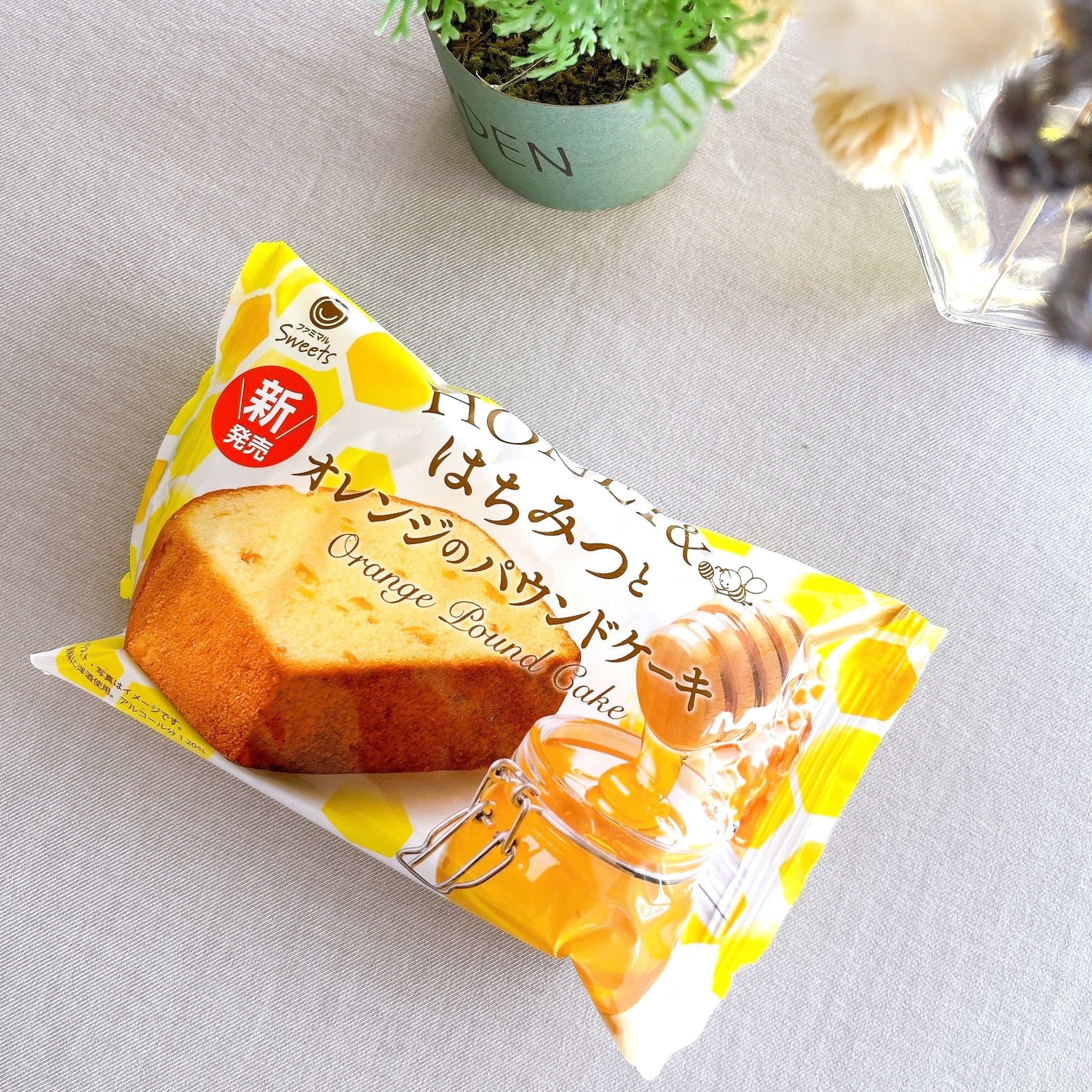 オレンジと蜂蜜風味のパウンドケーキの包装。新商品と表示されています。