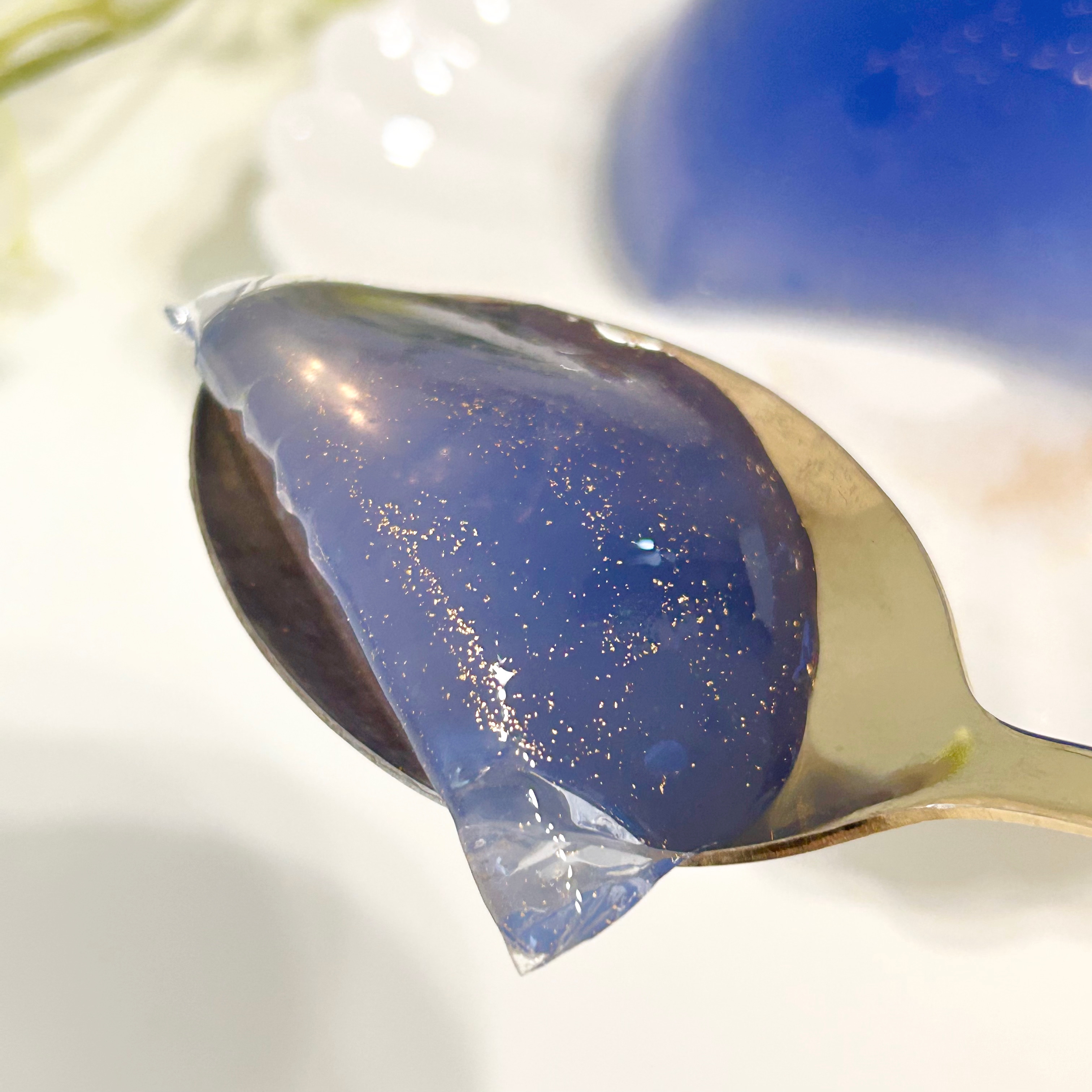 スプーンに盛られたきらきら輝くゼリー。光の反射で美しく輝いている。