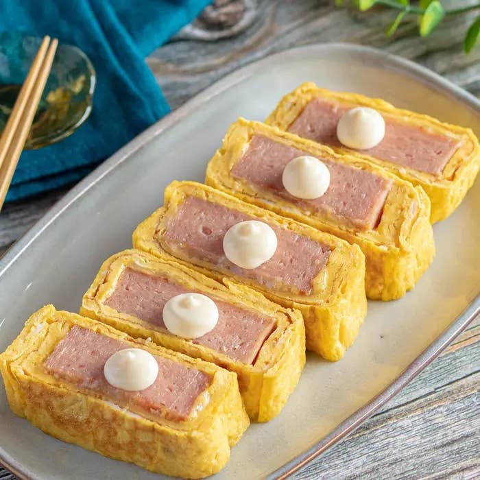 寿司風スパム蒲鉾の卵焼き、マヨネーズがのせられた4切れが皿に盛られている。
