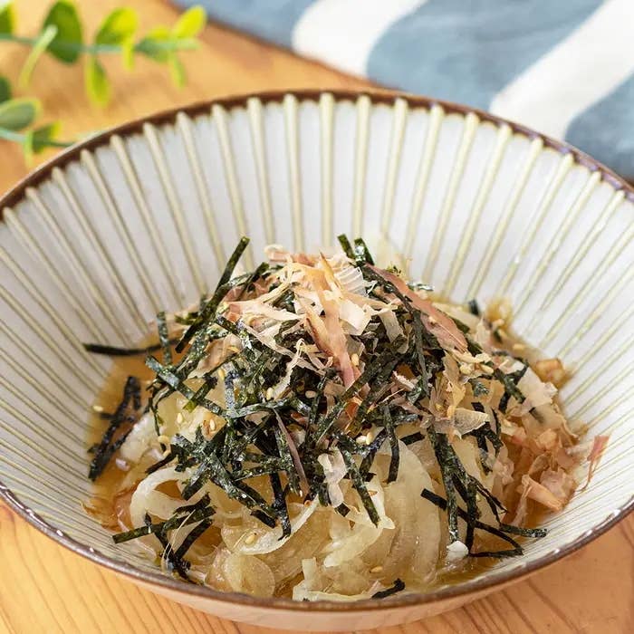 刻み海苔と鰹節が上にのせられたサラダが器に盛られている。