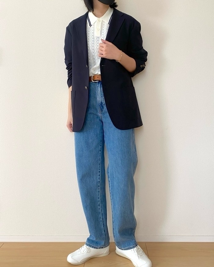 人物がジャケットとデニムを着用し、カジュアルなスタイルを披露しています。