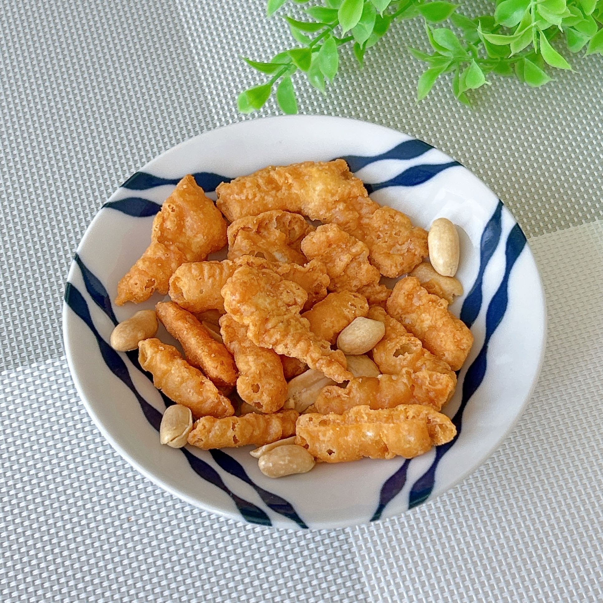 セブン-イレブンの「7プレミアム ピーナッツ入りいかフライ スイートチリ味」