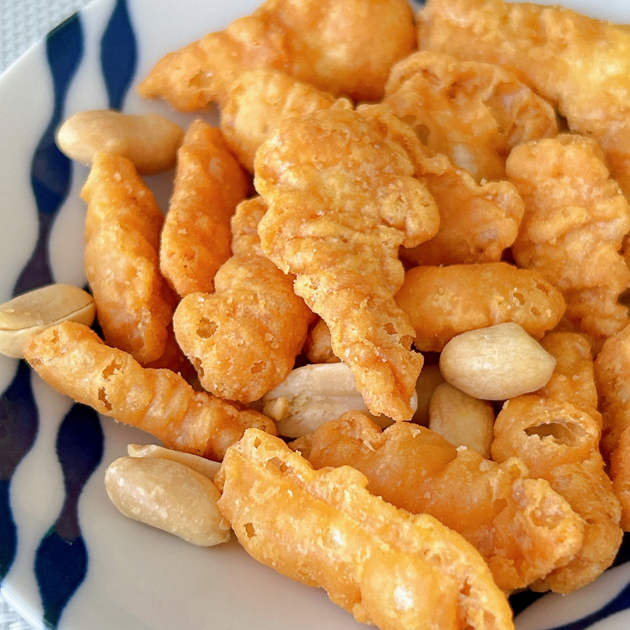 セブン-イレブンの「7プレミアム ピーナッツ入りいかフライ スイートチリ味」