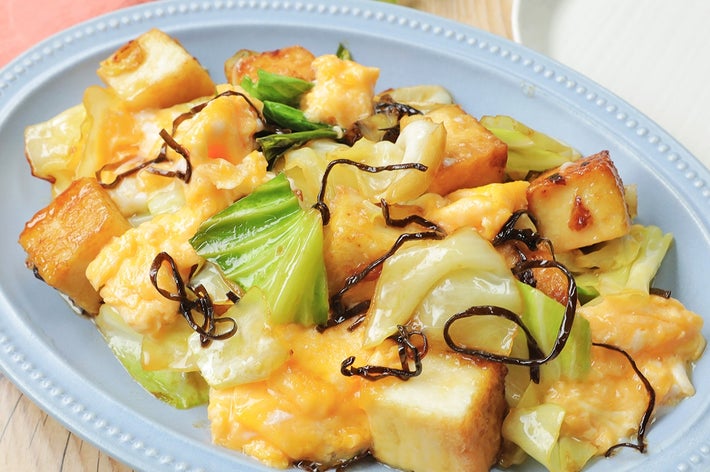 豆腐と野菜の炒め物が皿に盛られている。