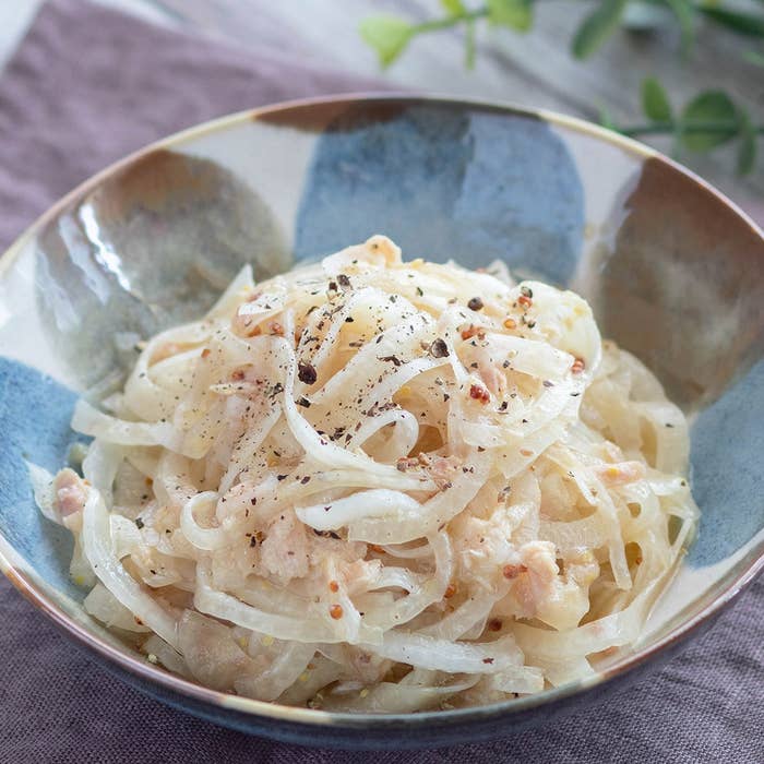 薄切りのタマネギとマスタードが和えられたサラダが、ボウルに盛られています。