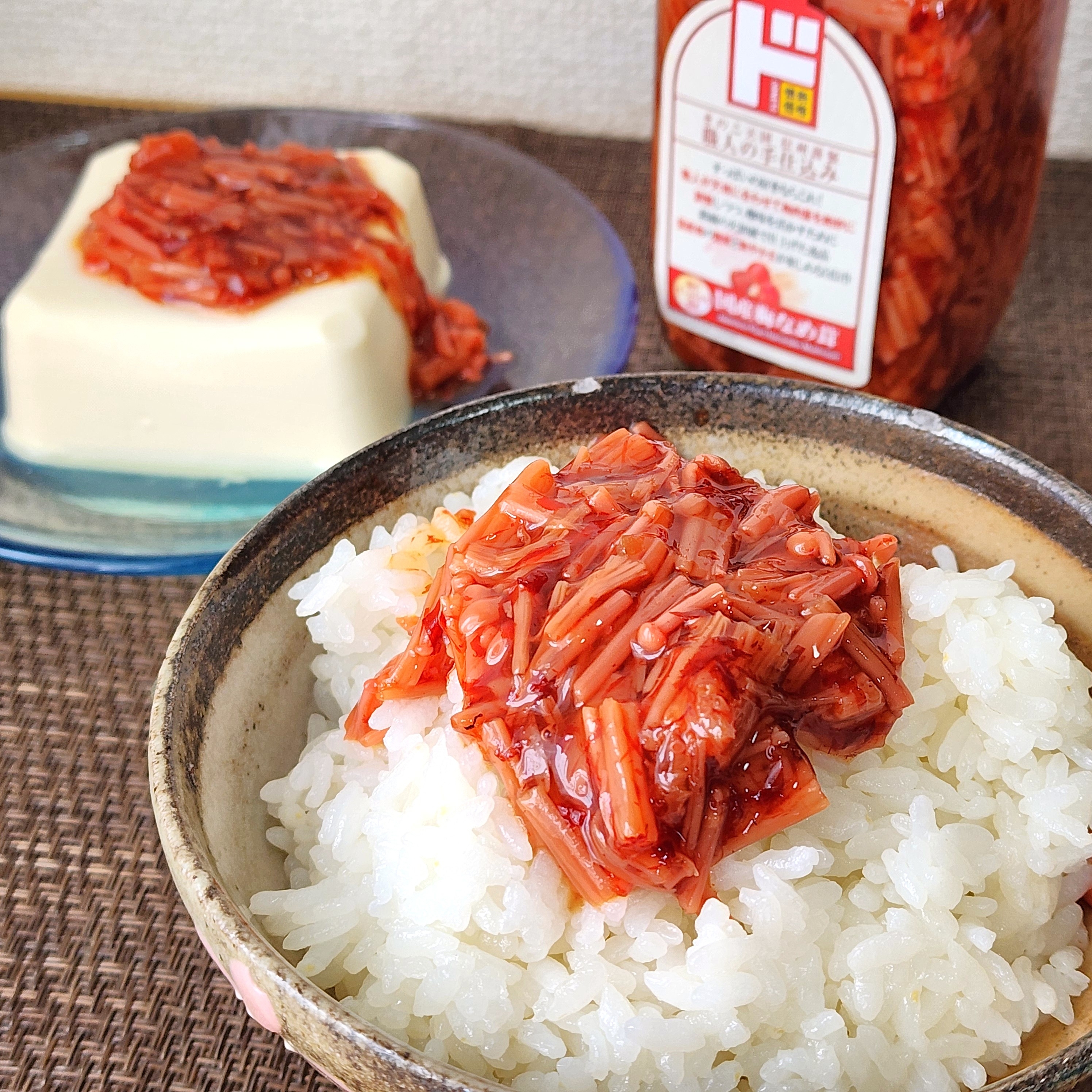 白米に塩辛が載った丼と、塩辛が載った豆腐。背景に塩辛の瓶が見える。