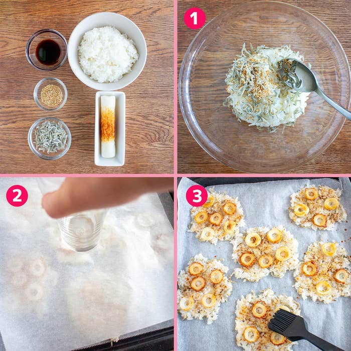 料理手順: ご飯にじゃこと調味料を混ぜ、薄く広げてグラスで押し、焼く準備。ピザ状の焼きおにぎりの作成過程。