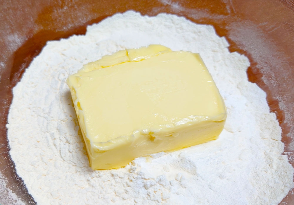 バターが手で潰せるくらいの柔らかさになってればOK(Munenori Umeki / BuzzFeed)